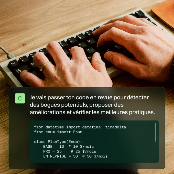 Une personne tapant sur un clavier d’ordinateur à un bureau. Au premier plan, une superposition d’interface utilisateur sombre et translucide affiche le message suivant : « Je vais examiner votre code pour y déceler d’éventuels bogues, améliorations et meilleures pratiques. » Sous le message se trouve un extrait de code définissant un numérotage électronique PlanType avec des valeurs de tarification BASIC, PRO et ENTERPRISE.