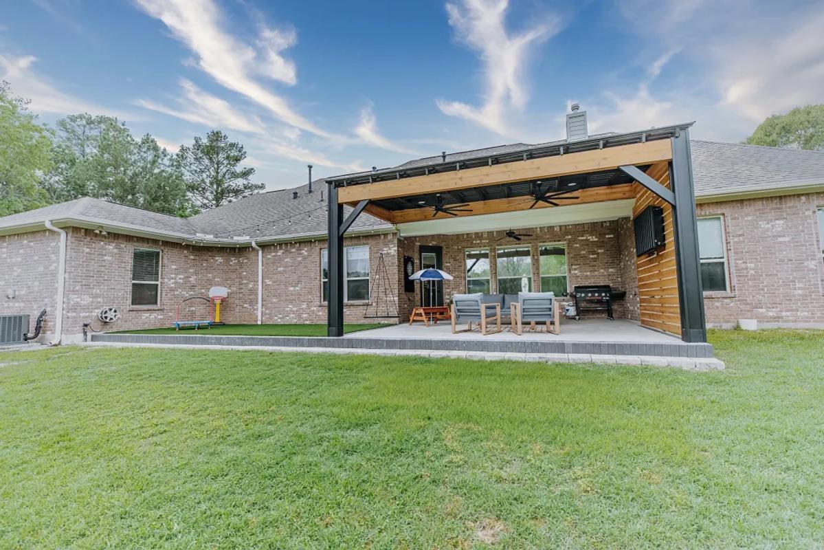 Montgomery Covered Outdoor Living Space - Image 9