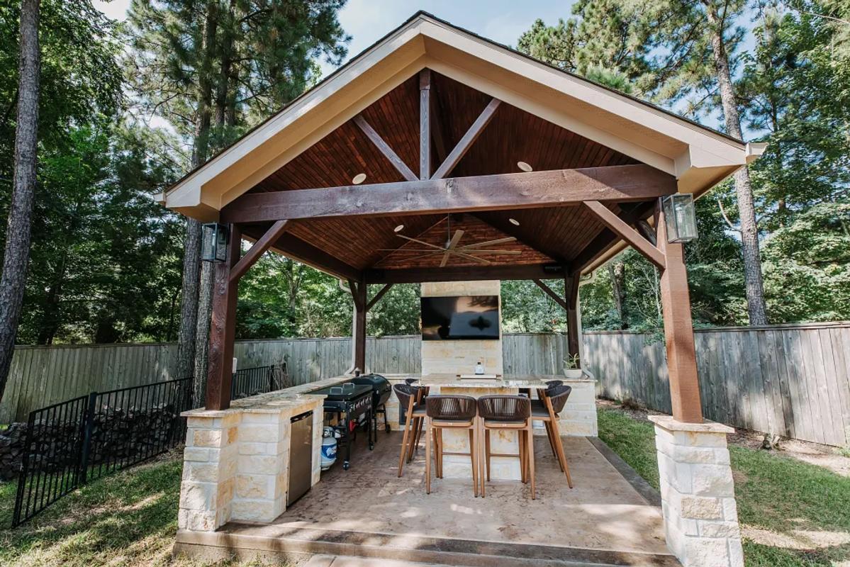 Woodforest Outdoor Kitchen & Dining - Image 1