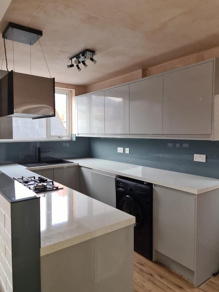Kitchen with hanging extractor, Rugby