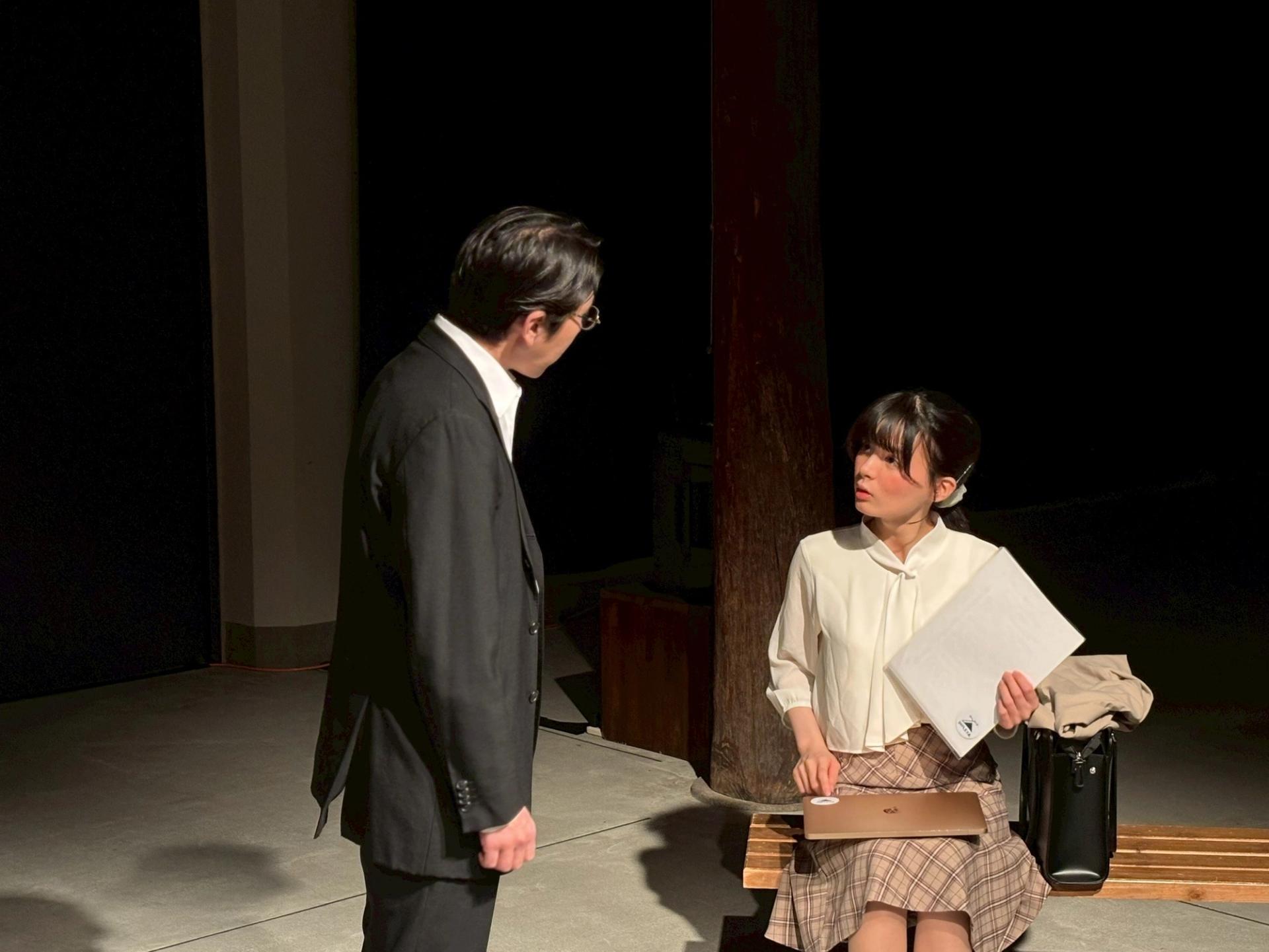 『fallback』公演の舞台上で向かい合う相馬薫と酒巻誉洋