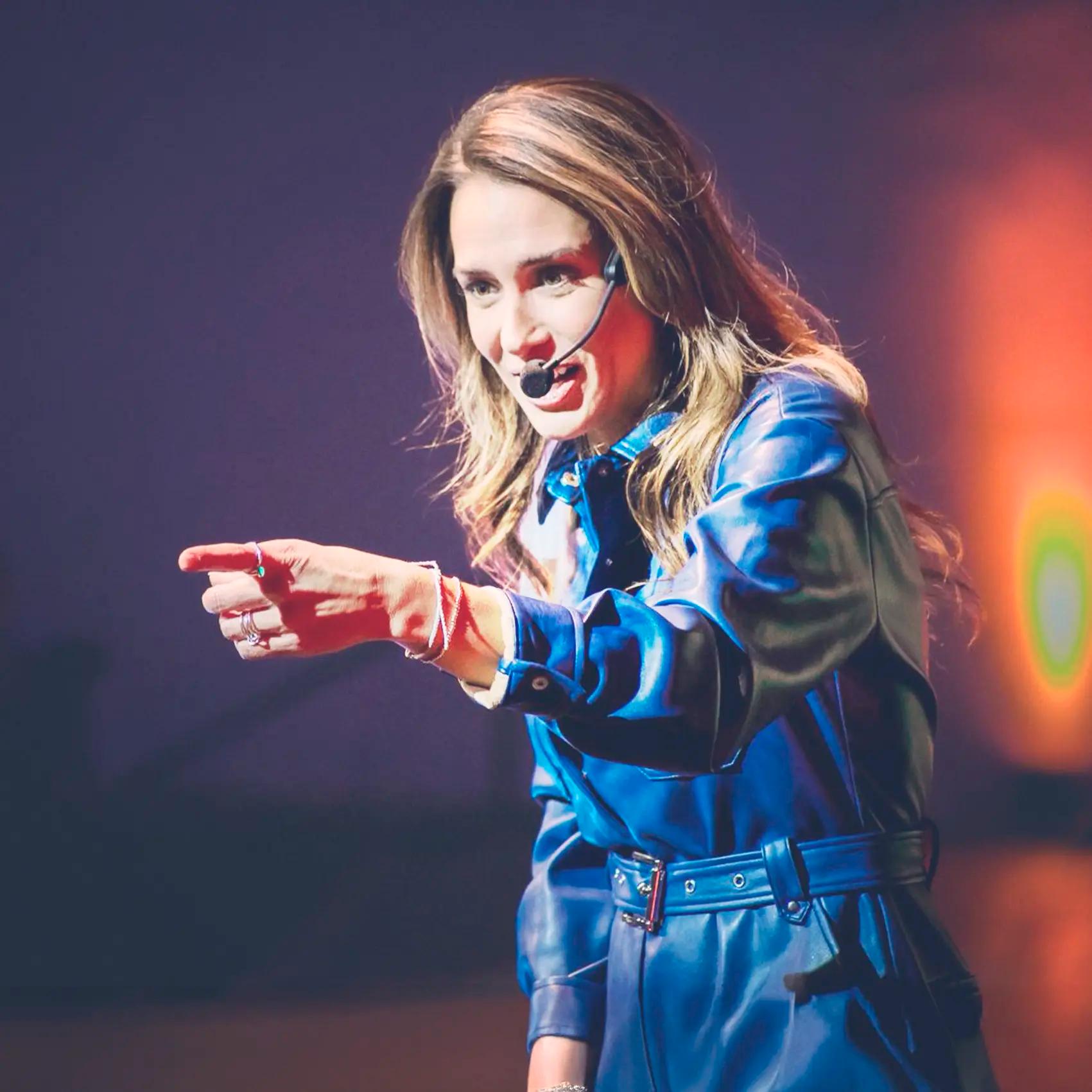 Erika de la Vega impartiendo una conferencia