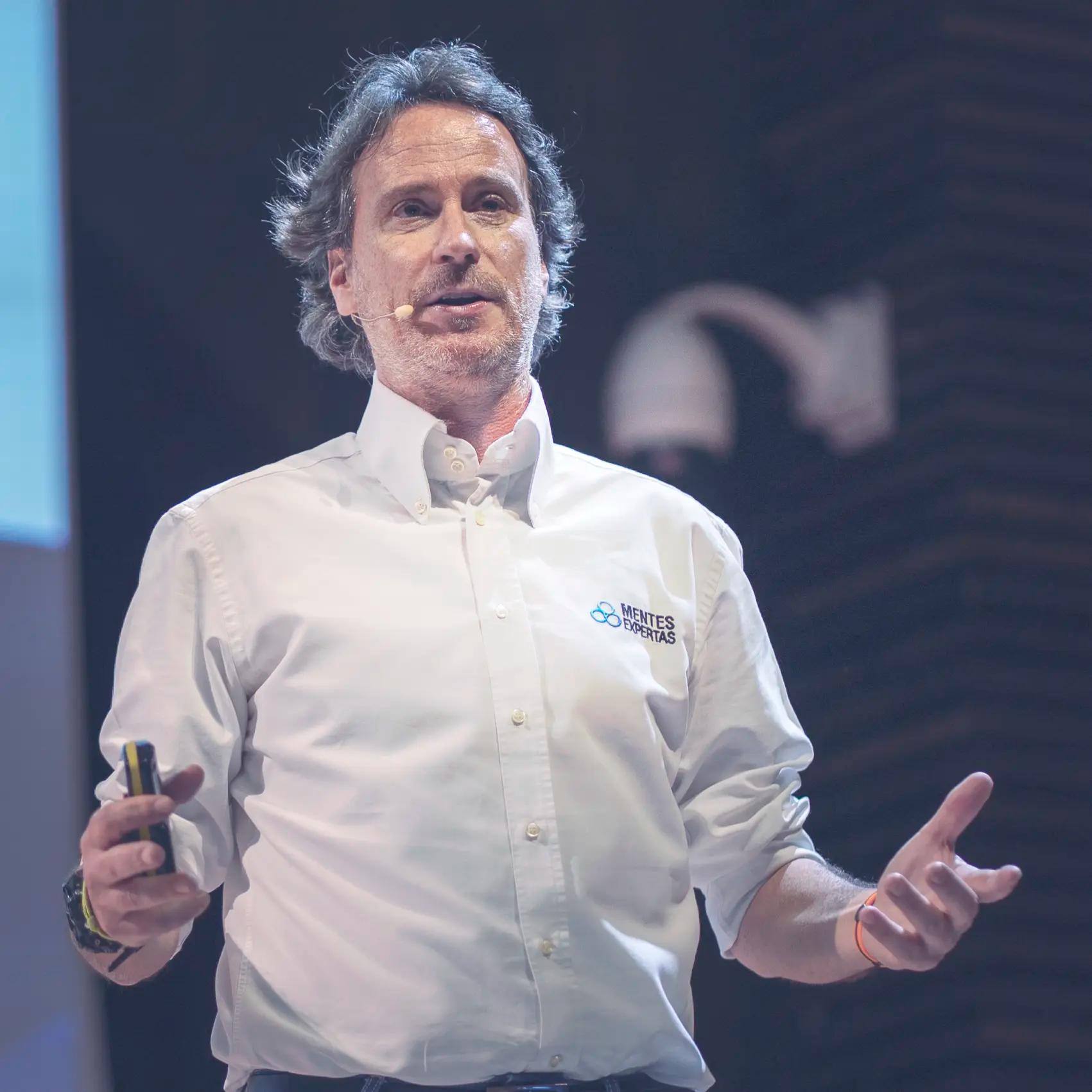 Victor Kuppers dando una ponencia motivacional