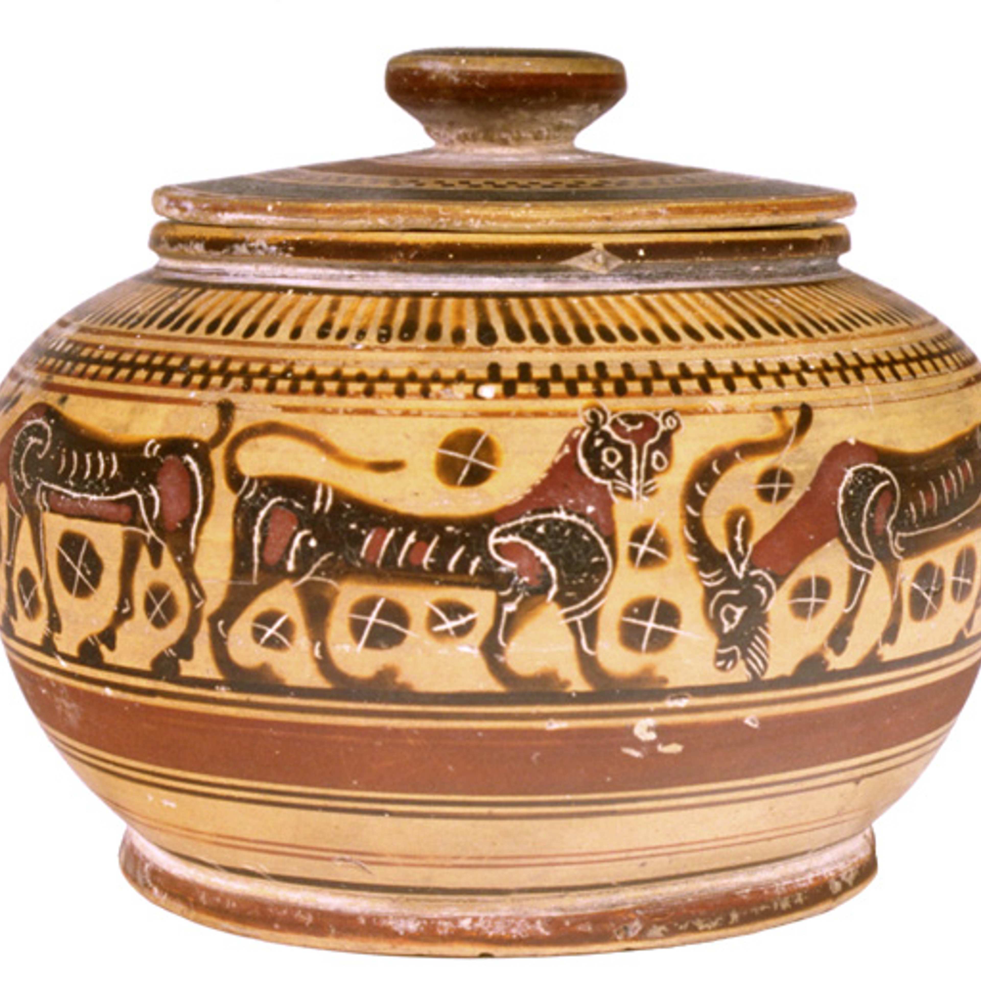 A wide ceramic vessel with a lid with painted animal-figures in a board around the circumference