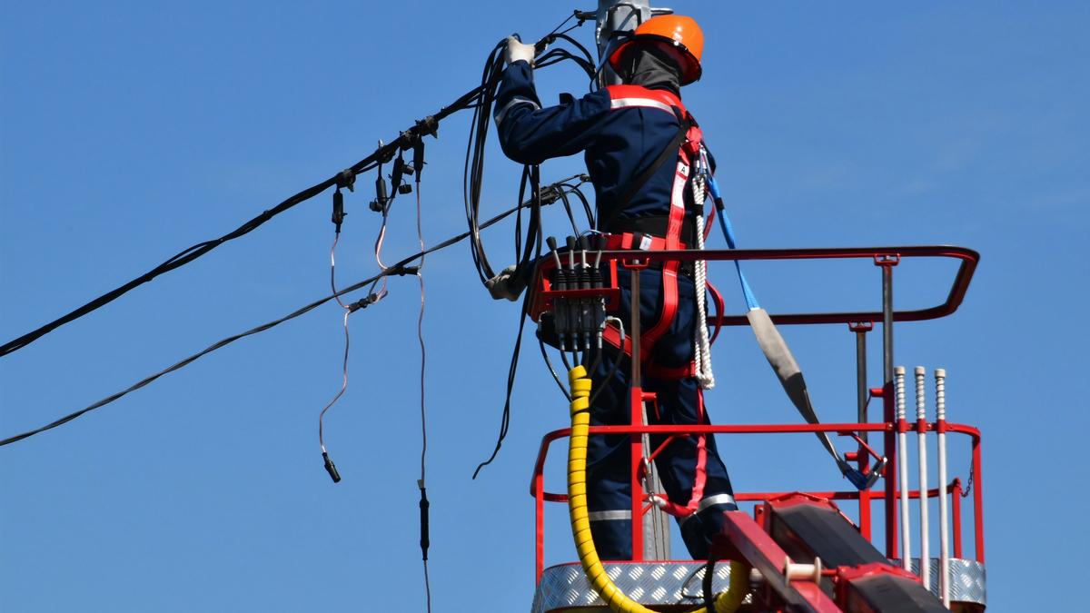 Power%20Pole%20Repair.jpeg