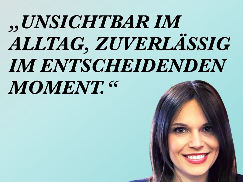 Porträt einer lächelnden Frau mit dem Zitat: „Unsichtbar im Alltag, zuverlässig im entscheidenden Moment.“