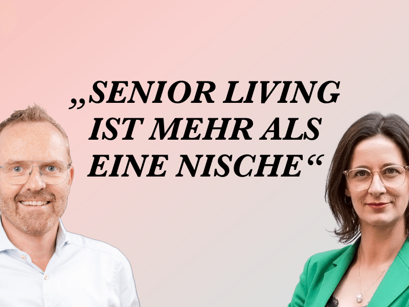 Zwei Personen vor einem Zitat über betreutes Wohnen für Senioren. Der Hintergrund ist hellrosa.