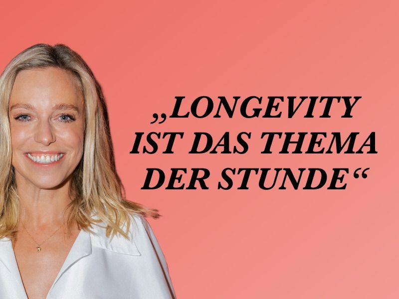 Eine lächelnde Person vor rosa Hintergrund mit dem Text Longevity ist das Thema der Stunde.