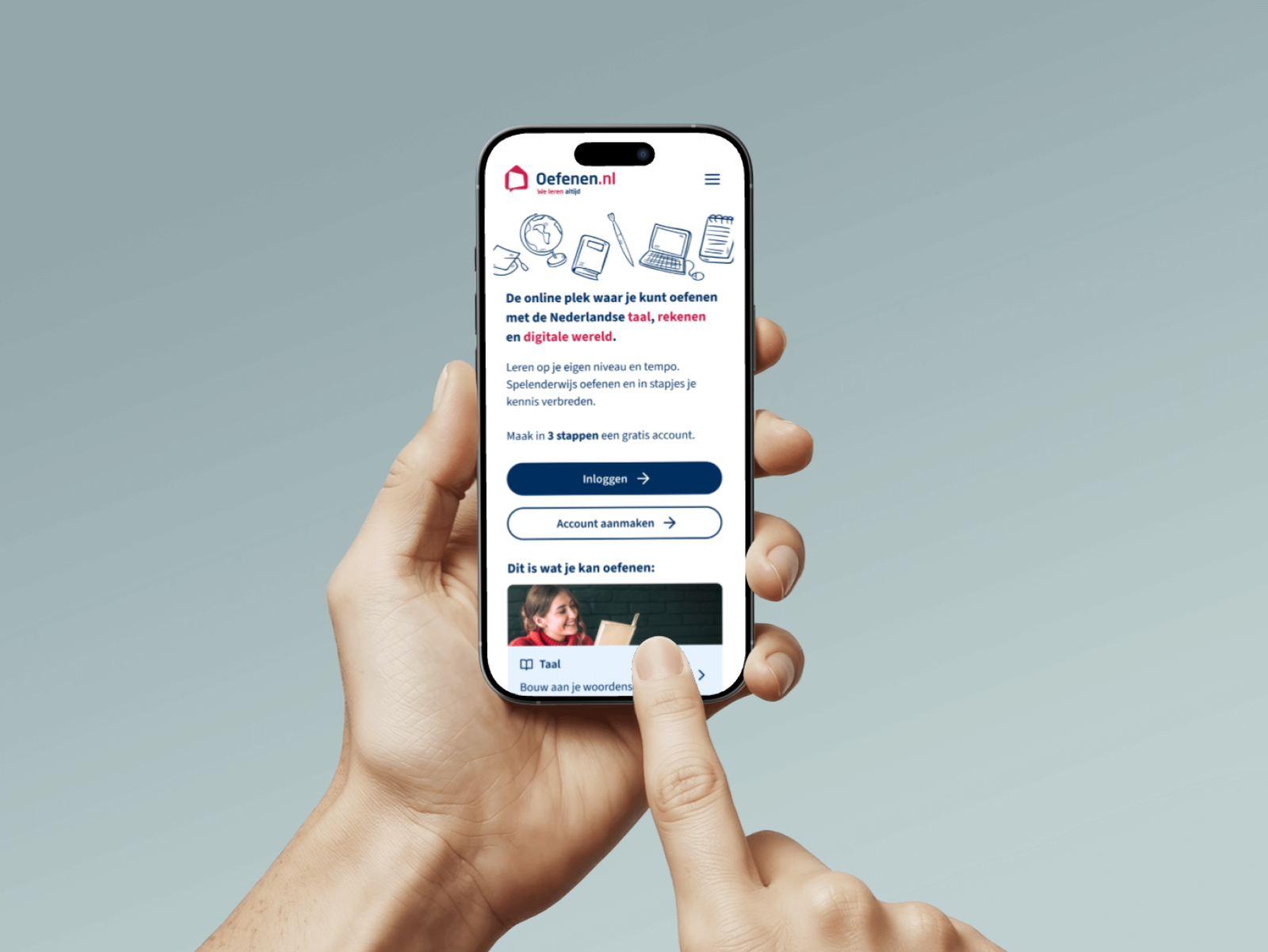 Een hand waarin een telefoon wordt vastgehouden met daarop zichtbaar het inlogscherm van oefenen.nl