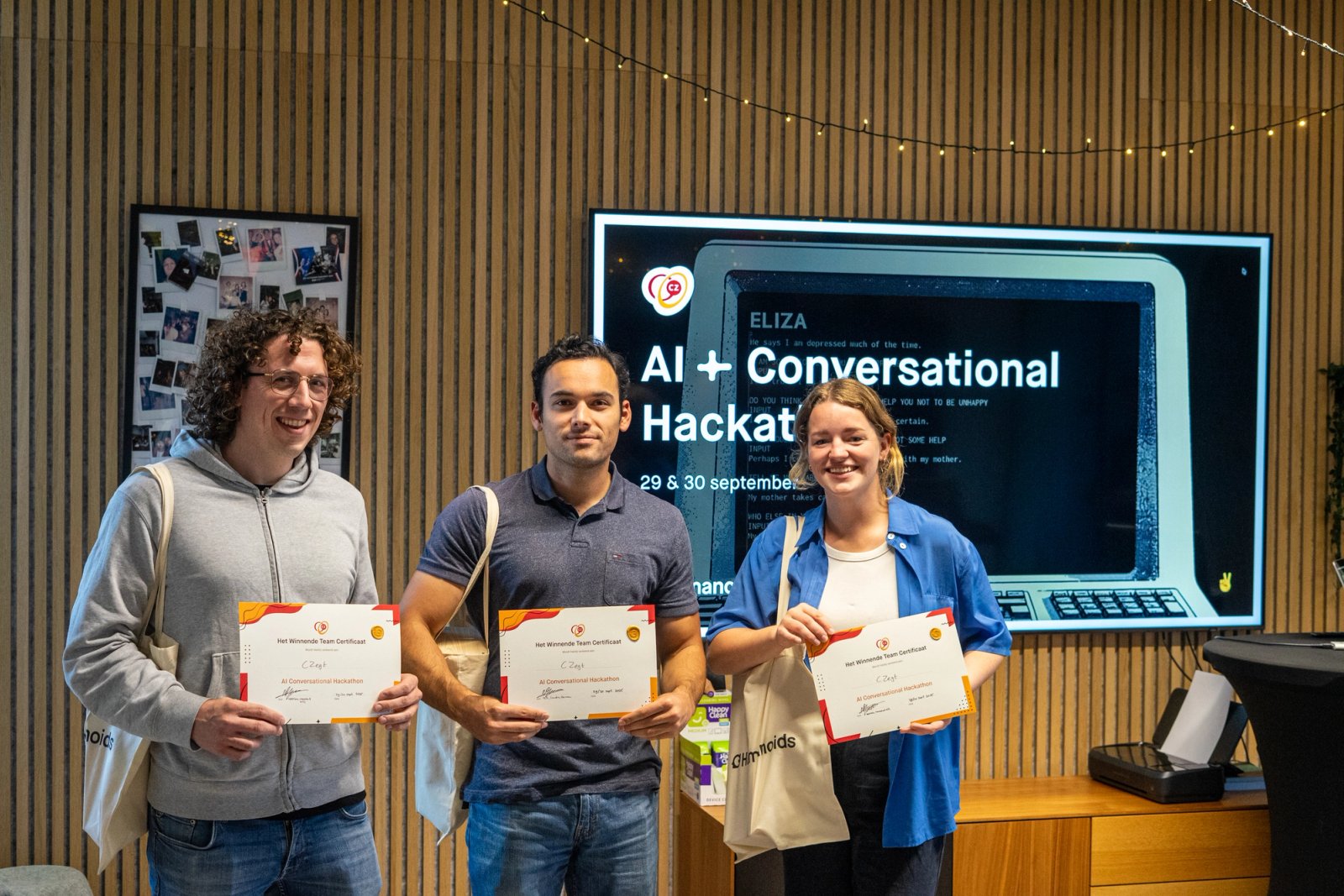 Foto van het winnende team met certificaat in hun hand