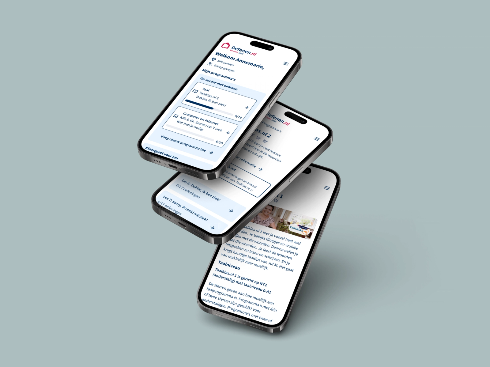 Deze afbeelding toont drie overlappende smartphoneschermen met de gebruikersinterface van Oefenen.nl, een online leeromgeving gericht op basisvaardigheden. Op het bovenste scherm ziet de gebruiker haar persoonlijke dashboard met actieve leerprogramma’s, zoals “Taal” en “Computer en Internet”. Het middelste scherm toont de voortgang binnen een les, en het onderste scherm bevat een beschrijving van het programma “Taalklas.nl 1”, inclusief uitleg over het niveau en de opbouw.