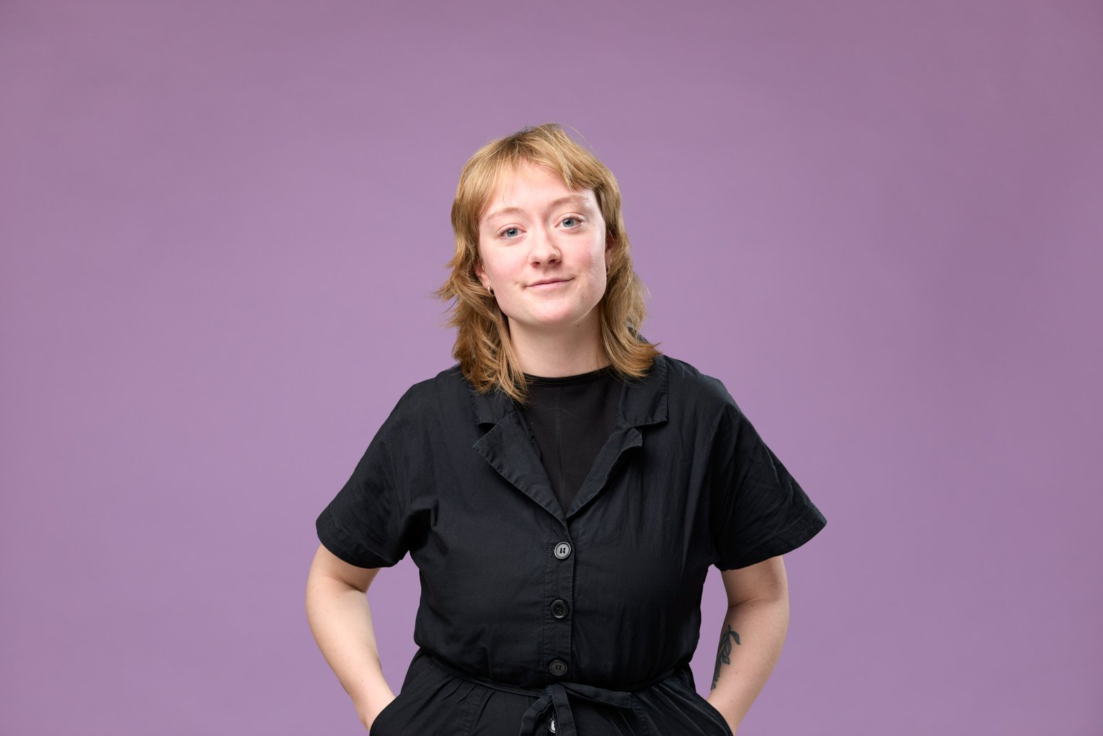 Portret van Hiske met een paars achtergrond