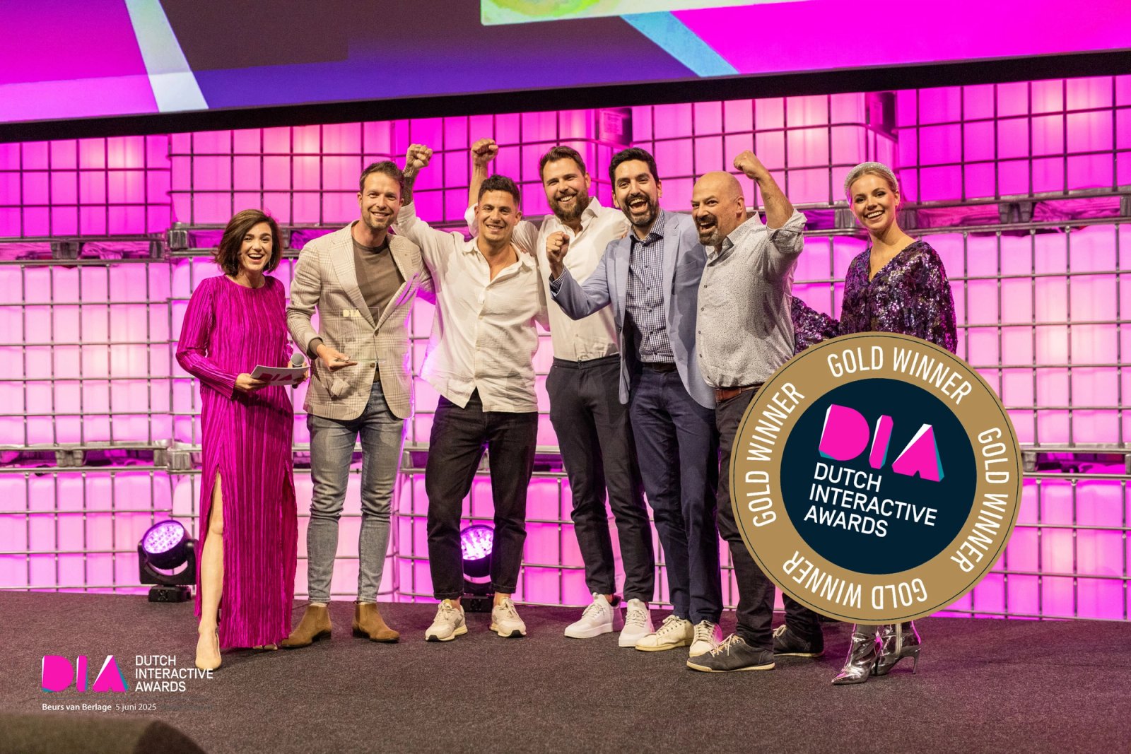 Groep van Humanoids & Ridder op het podium