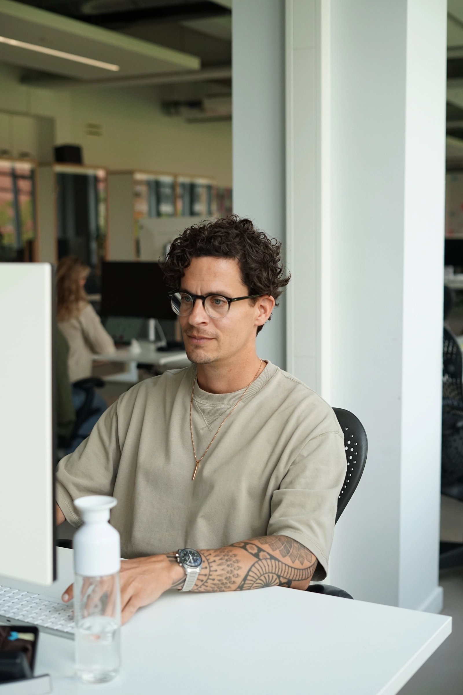 Maarten op kantoor achter de computer