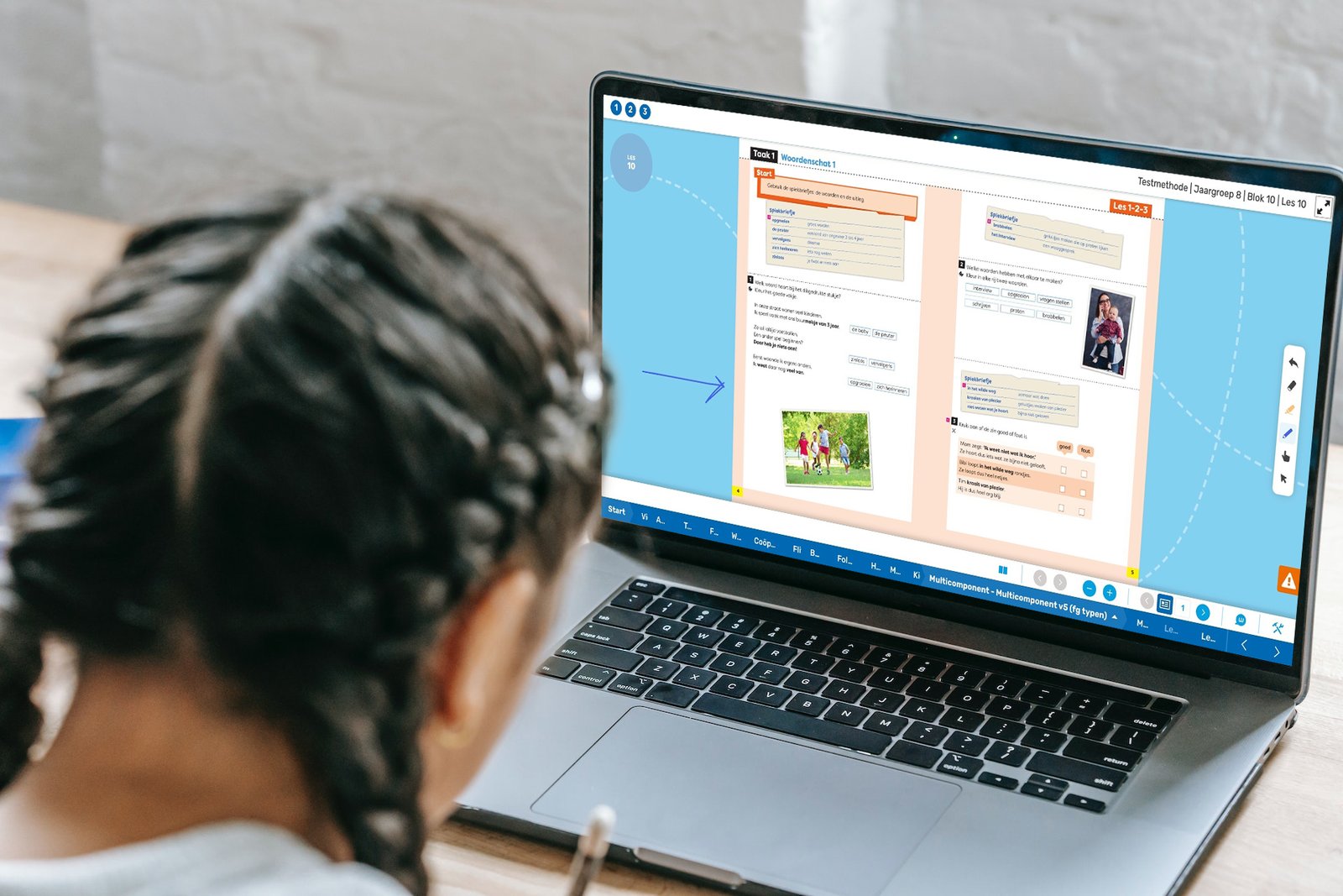 Kind achter laptop met screenshot van de Zwijsen app met een voorbeeld van een gedigitaliseerd document.