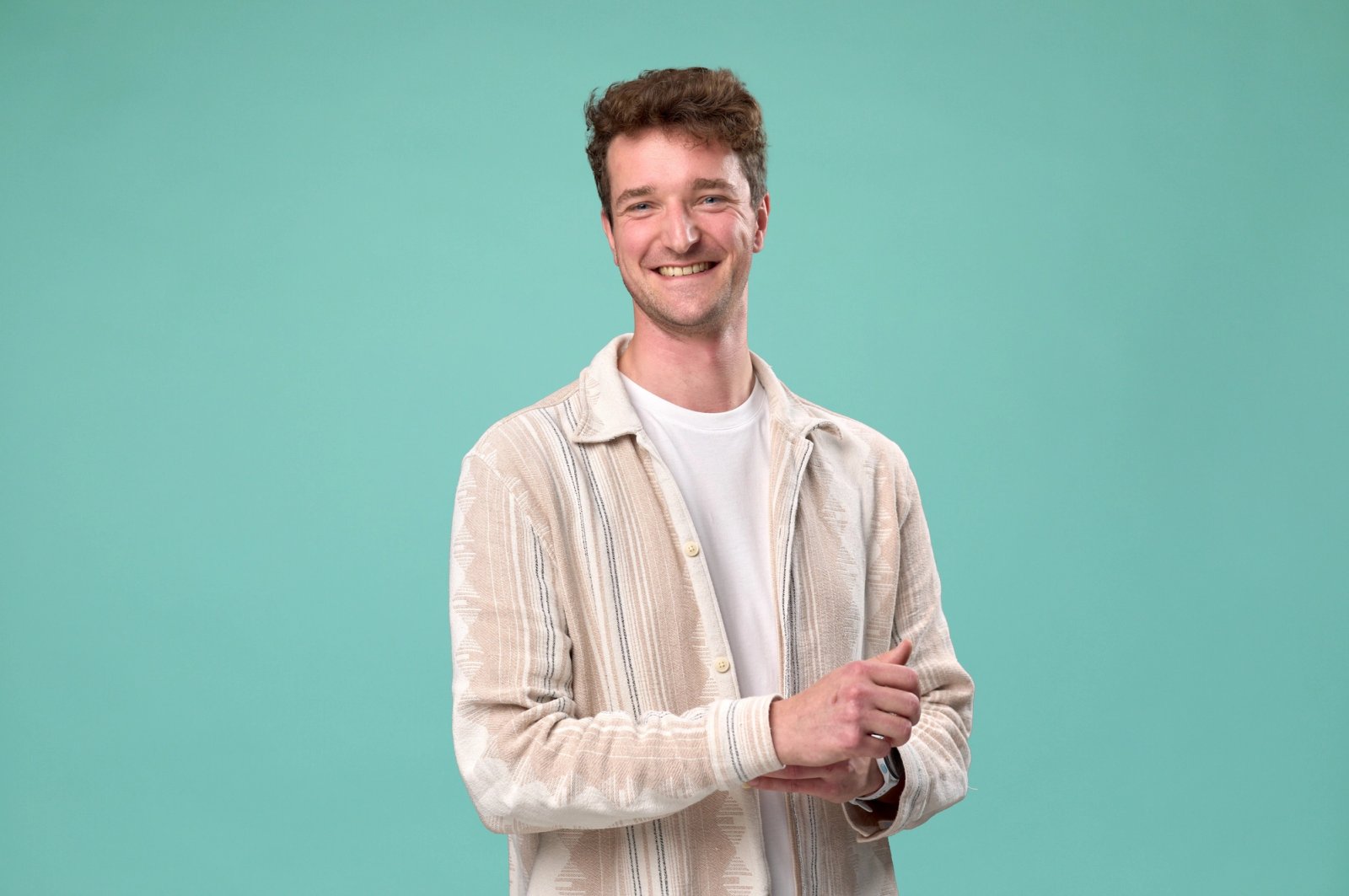 Foto van Thomas met een blauwe achtergrond