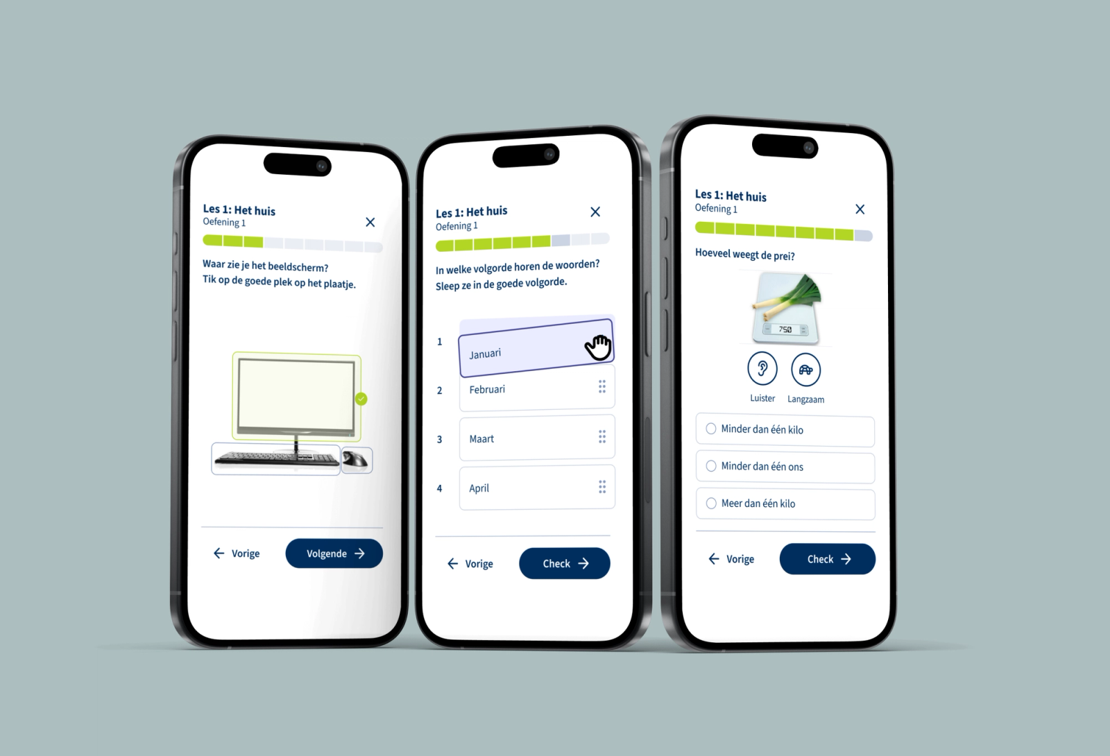 Deze afbeelding toont drie schermen van een educatieve mobiele applicatie die bedoeld is om taal- en basisvaardigheden te oefenen. Elk scherm vertegenwoordigt een interactieve oefening binnen Les 1: “Het huis”. In de eerste oefening wordt de gebruiker gevraagd om een onderdeel van een computer aan te wijzen op een afbeelding. De tweede oefening is een sorteertaak waarbij maanden op de juiste volgorde gesleept moeten worden. De derde oefening test rekenvaardigheden door te vragen hoeveel een prei weegt op een keukenweegschaal. De app combineert visuele cues, interactie en audio-ondersteuning (“Luister” en “Langzaam”) om laagdrempelig leren te bevorderen.