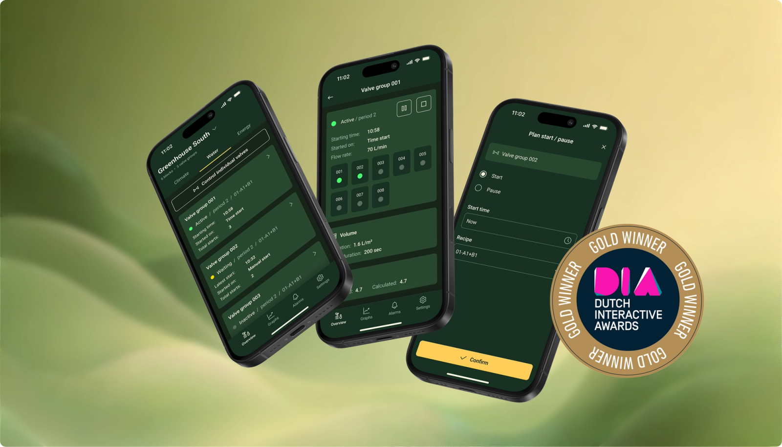 Een afbeelding van drie telefoons met daarin verschillende schermen van de Ridder applicatie en een button van de Gold Winnaar Dia Awards