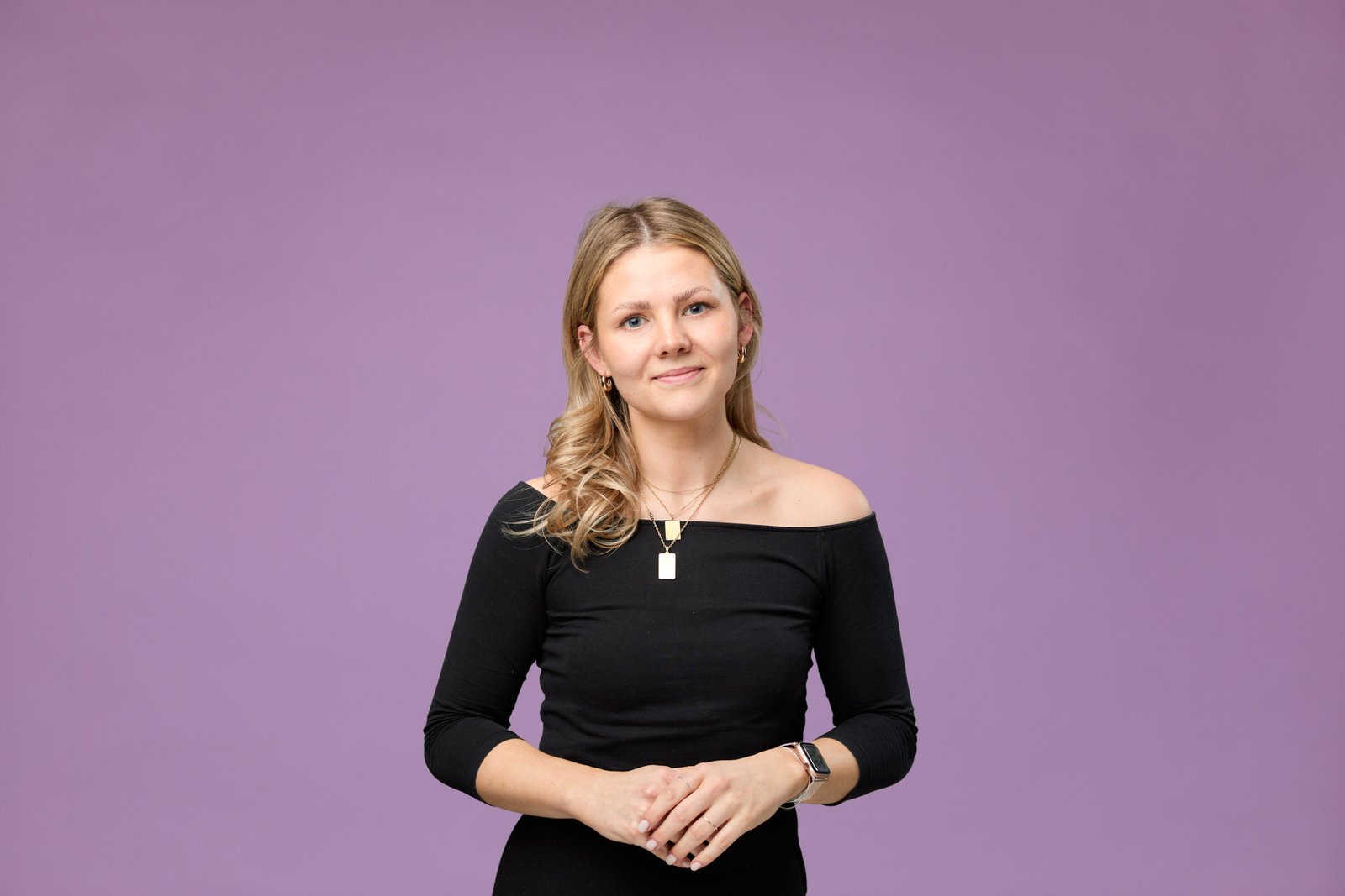 Portet van Sarah met paarse achtergrond