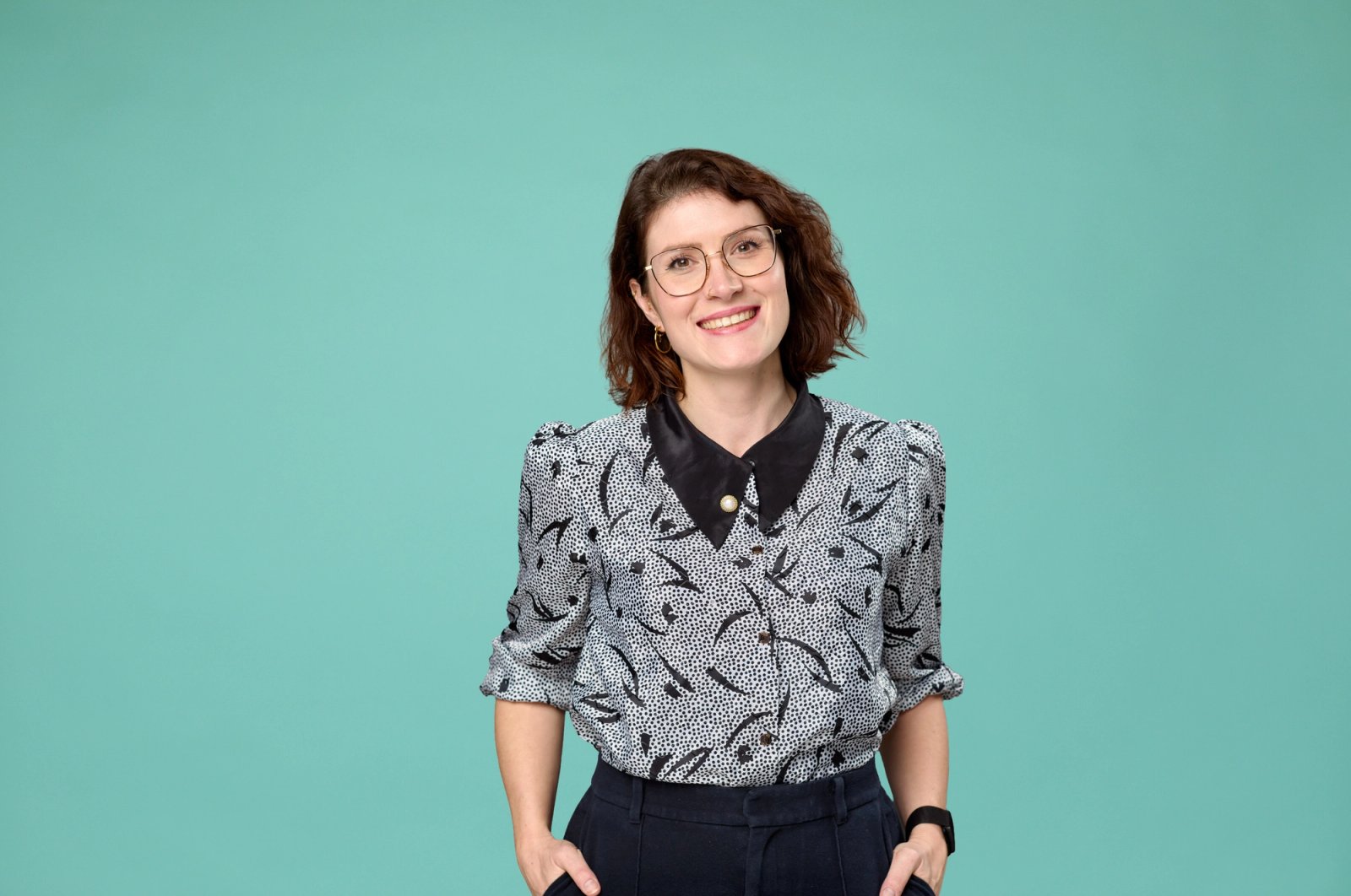 Martine van Humanoids voor een blauw achtergrond