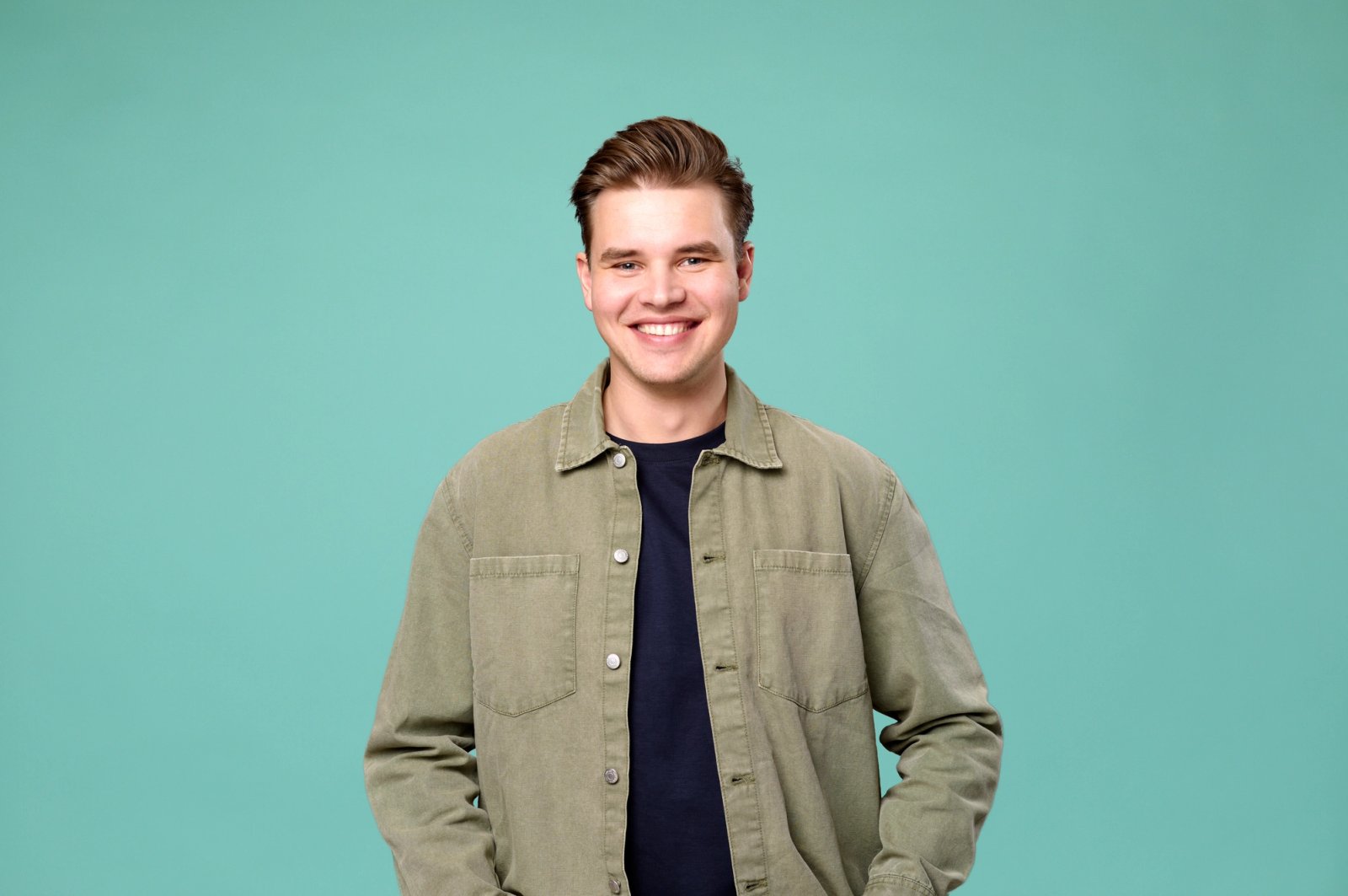 Portretfoto van Joshua, UX Design Lead bij Humanoids, tegen een blauwe achtergrond.