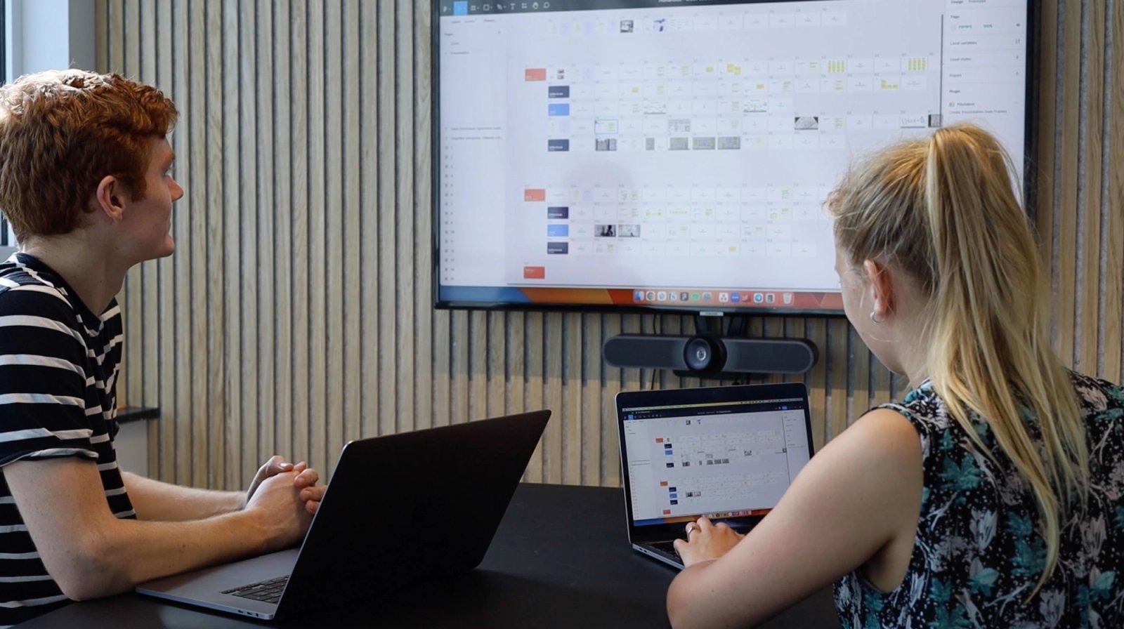 Twee mensen die bezig zijn met een scherm