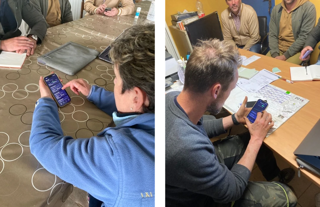 Twee afbeeldingen. Links zie je een vrouw met een telefoon in haar handen met daarop de Ridder applicatie, rechts een man. Ze testen de applicatie door verschillende taken te doorlopen.