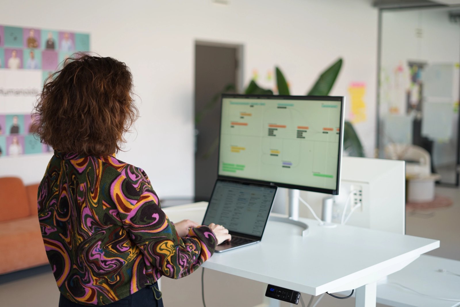 Martine op kantoor aan het werk achter de laptop