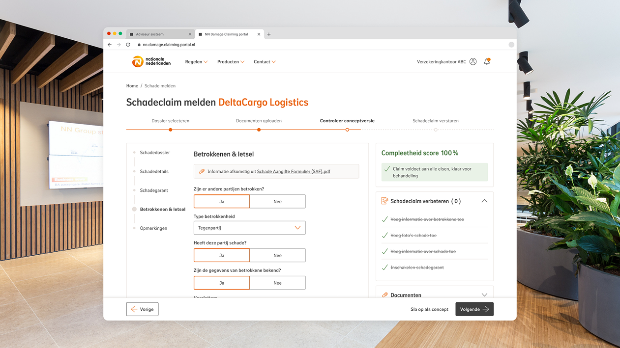 Screenshot van het NN schadeclaimportaal waarin een gebruiker een schadeclaim voor DeltaCargo Logistics controleert. Het formulier toont de stap ‘Controleren conceptversie’ met sectie ‘Betrokkenen & letsel’, diverse ja/nee-keuzes en rechts een paneel met een volledigheidsscore van 100% en de melding dat de claim klaar is voor behandeling.