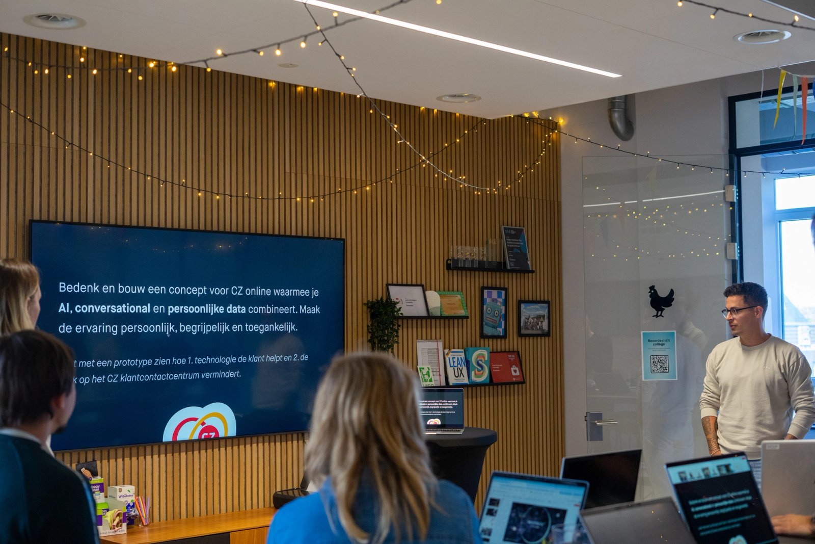 Deelnemers van de AI Hackathon volgen de uitleg tijdens de kick-off bij Humanoids.