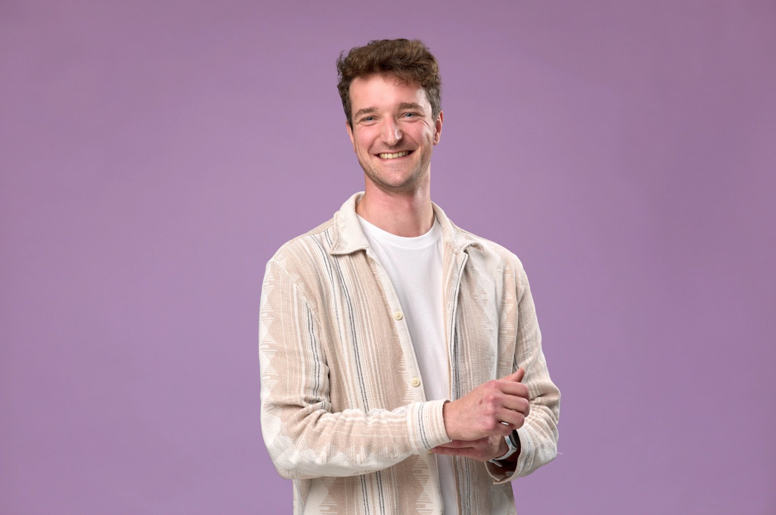 Portret van Thomas tegen een blauwe achtergrond met de tekst Lokale AI of de cloud? Thomas over soevereiniteit en data