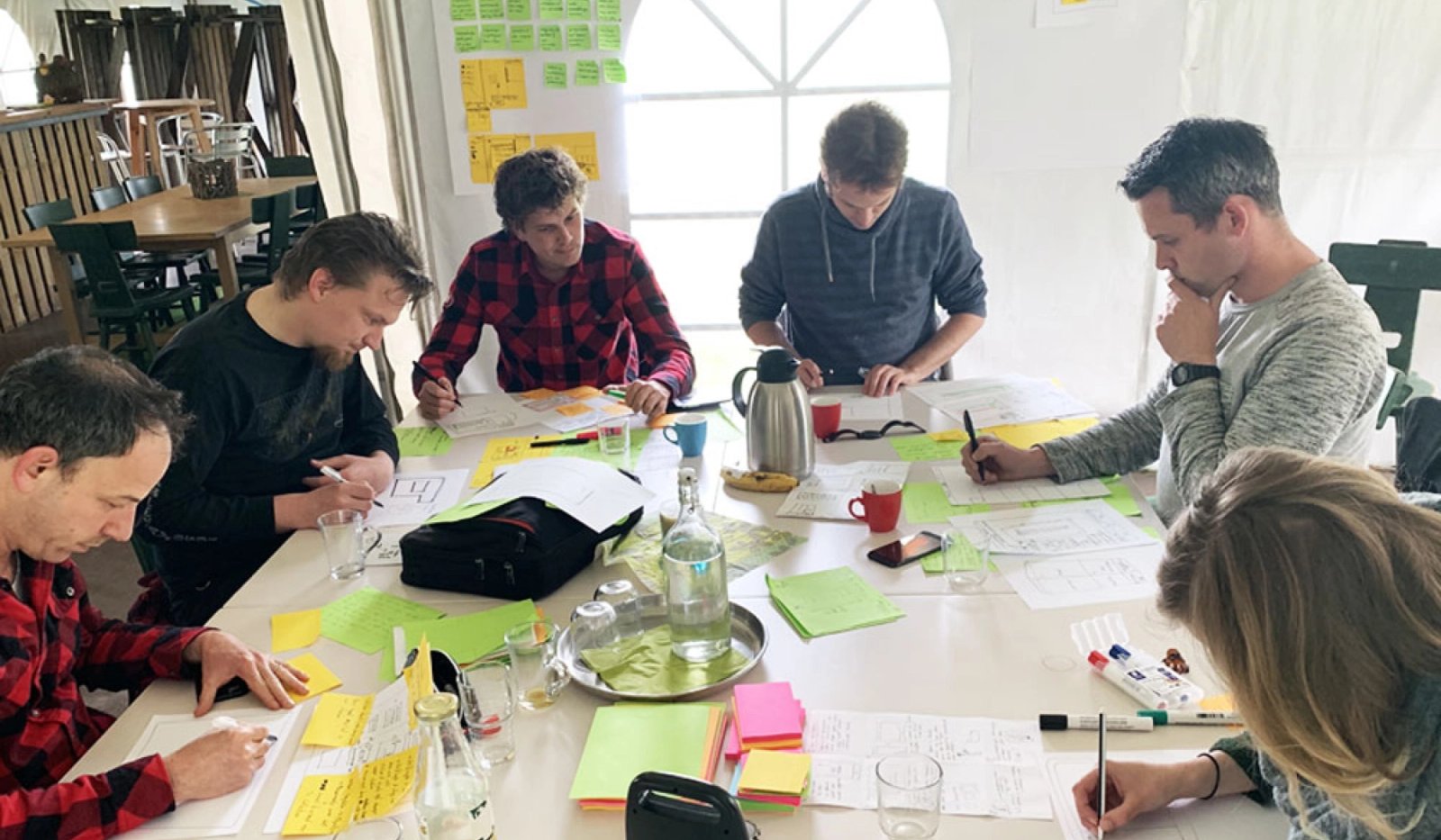 Design sprint aan tafel.