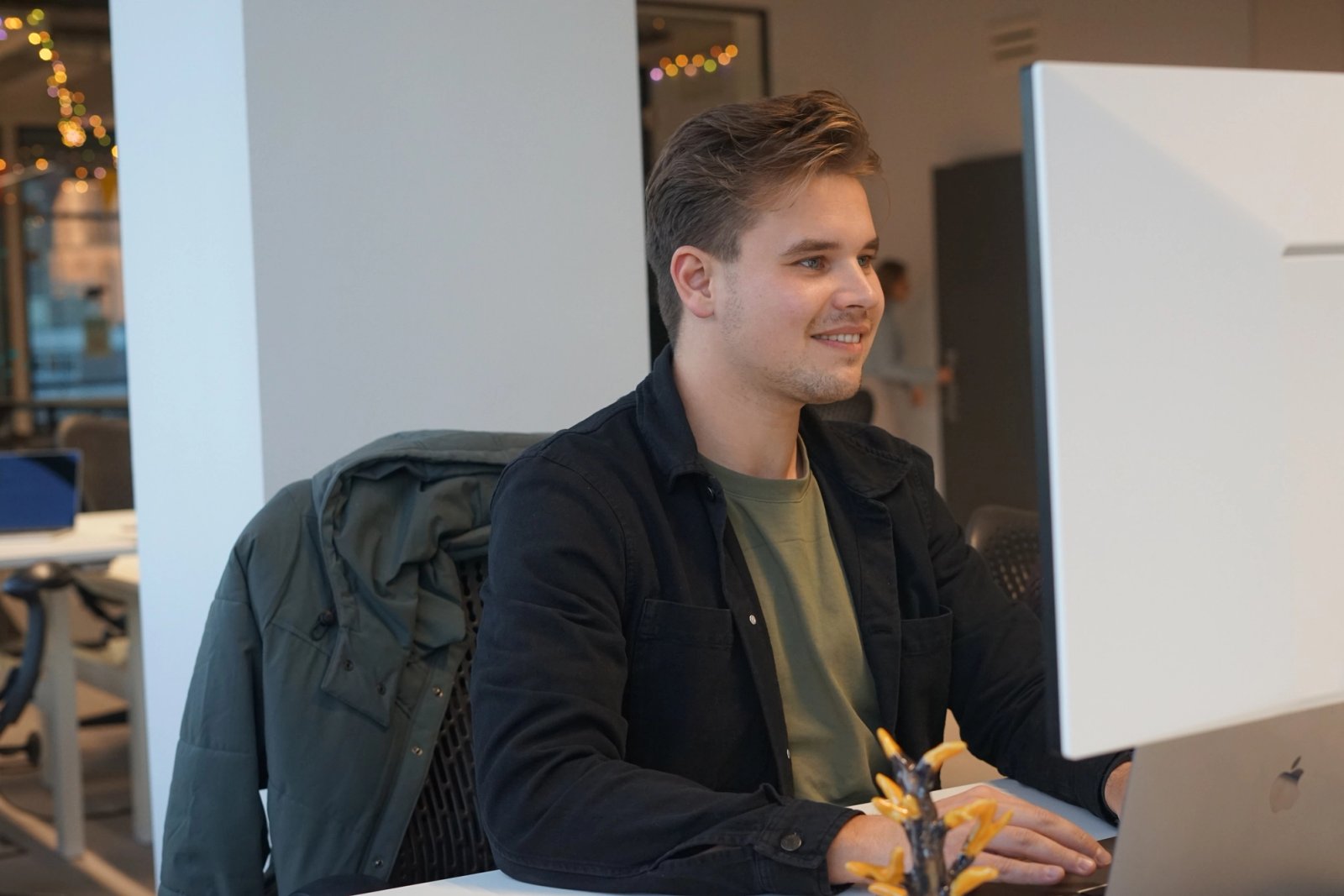 Joshua, UX Design Lead bij Humanoids, werkt geconcentreerd achter zijn computer op kantoor.