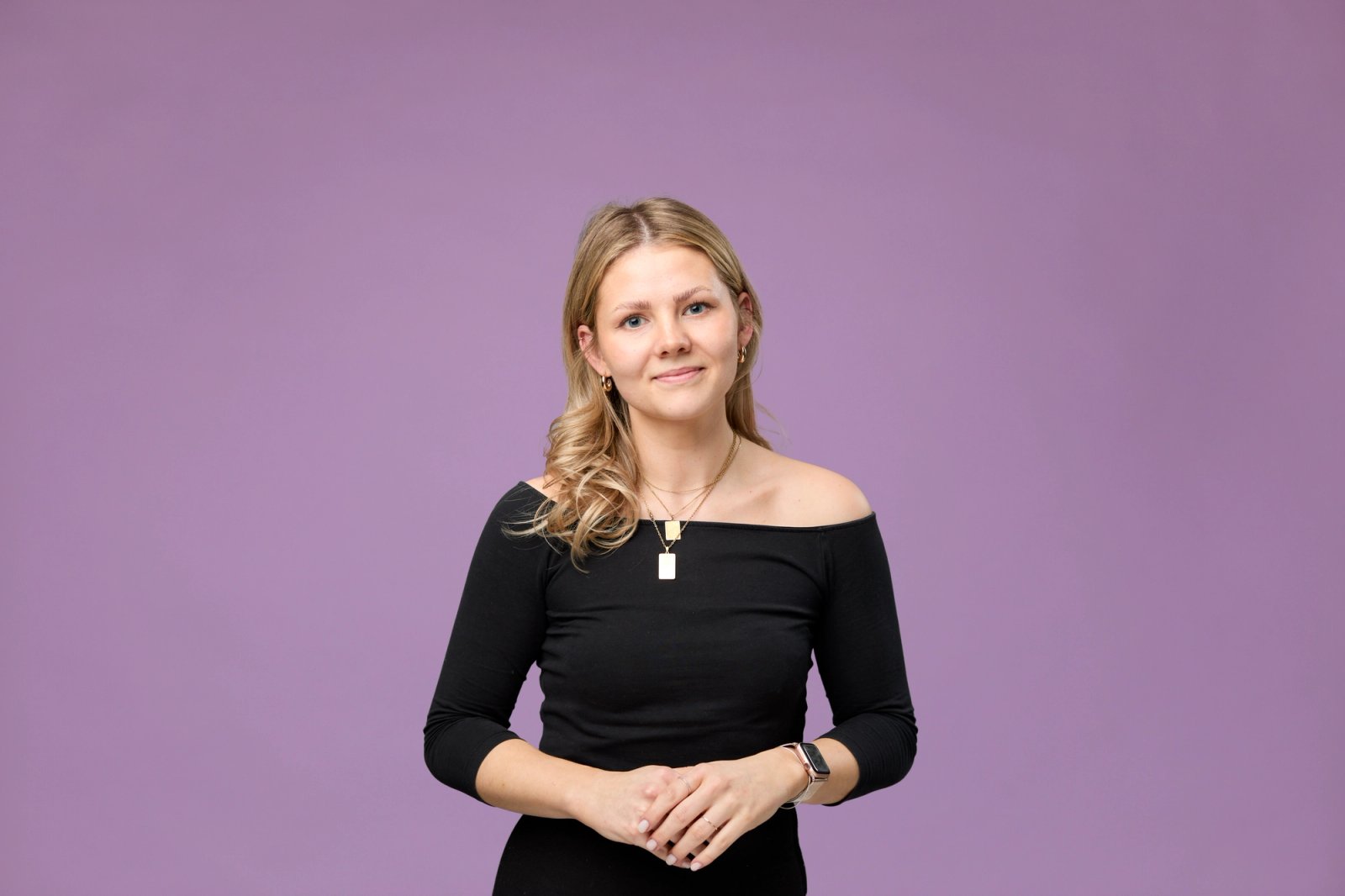 Portet van Sarah met paarse achtergrond