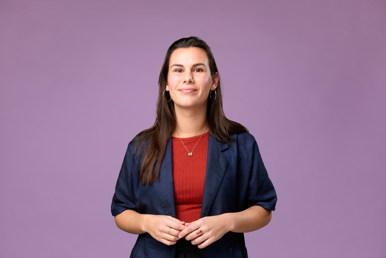 Portret van Noor met een paars achtergrond