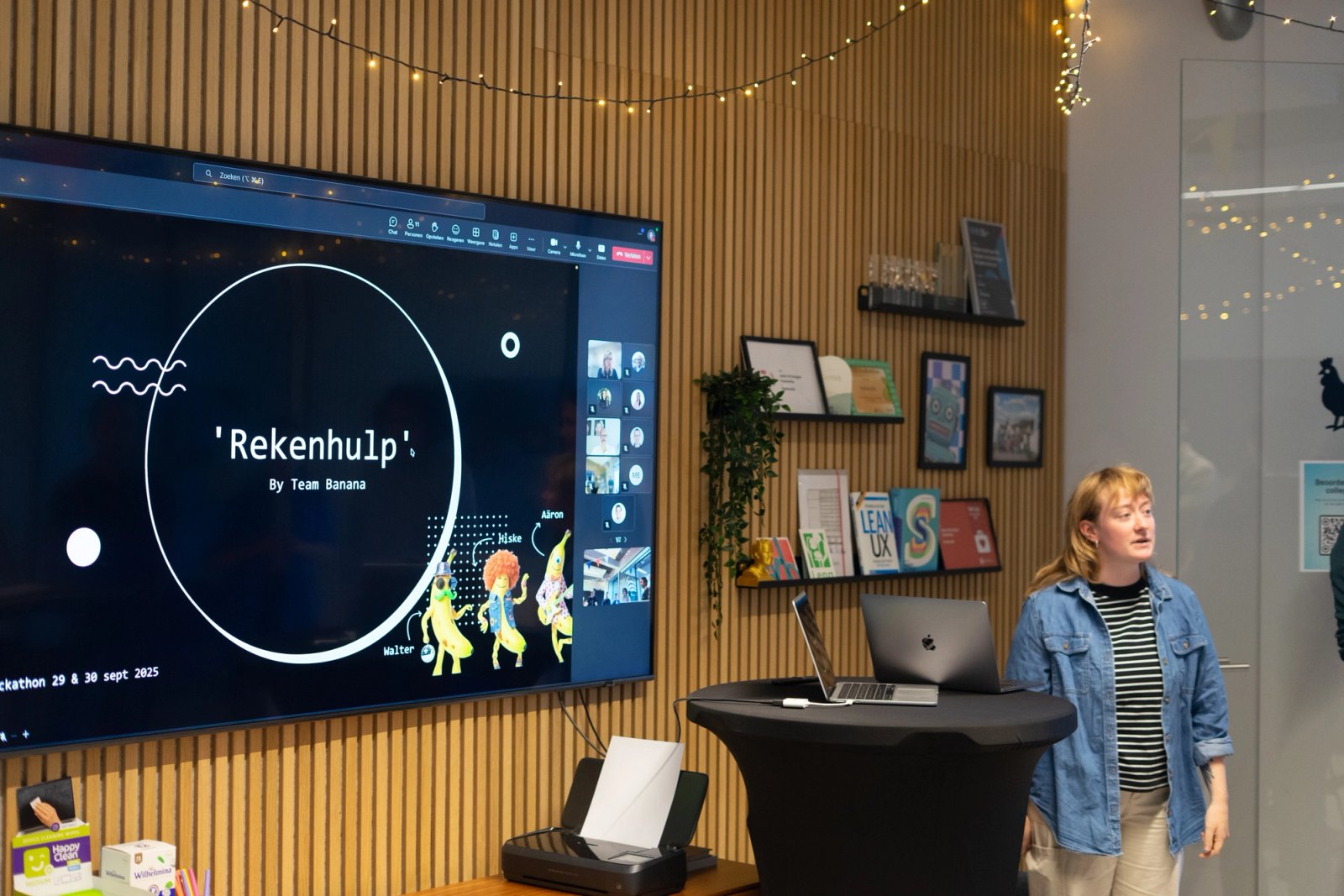 Een teamlid presenteert het concept Rekenhulp tijdens de AI & Conversational Hackathon bij Humanoids.