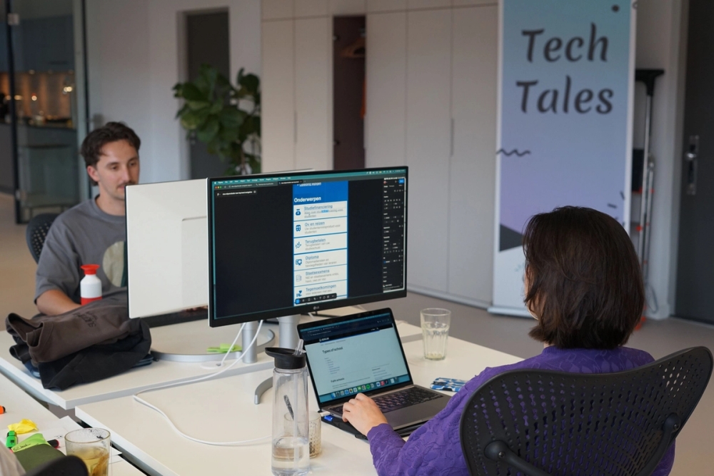 Twee Humanoids werknemers aan het werk op kantoor