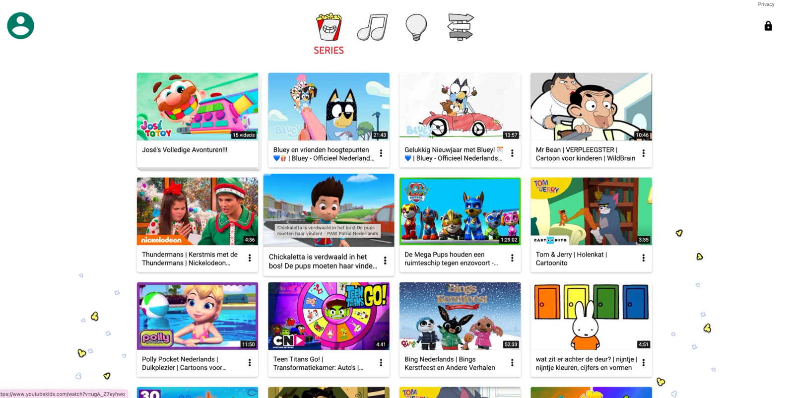 de YouTube Kids-interface met kleurrijke categorieën en grote knoppen.