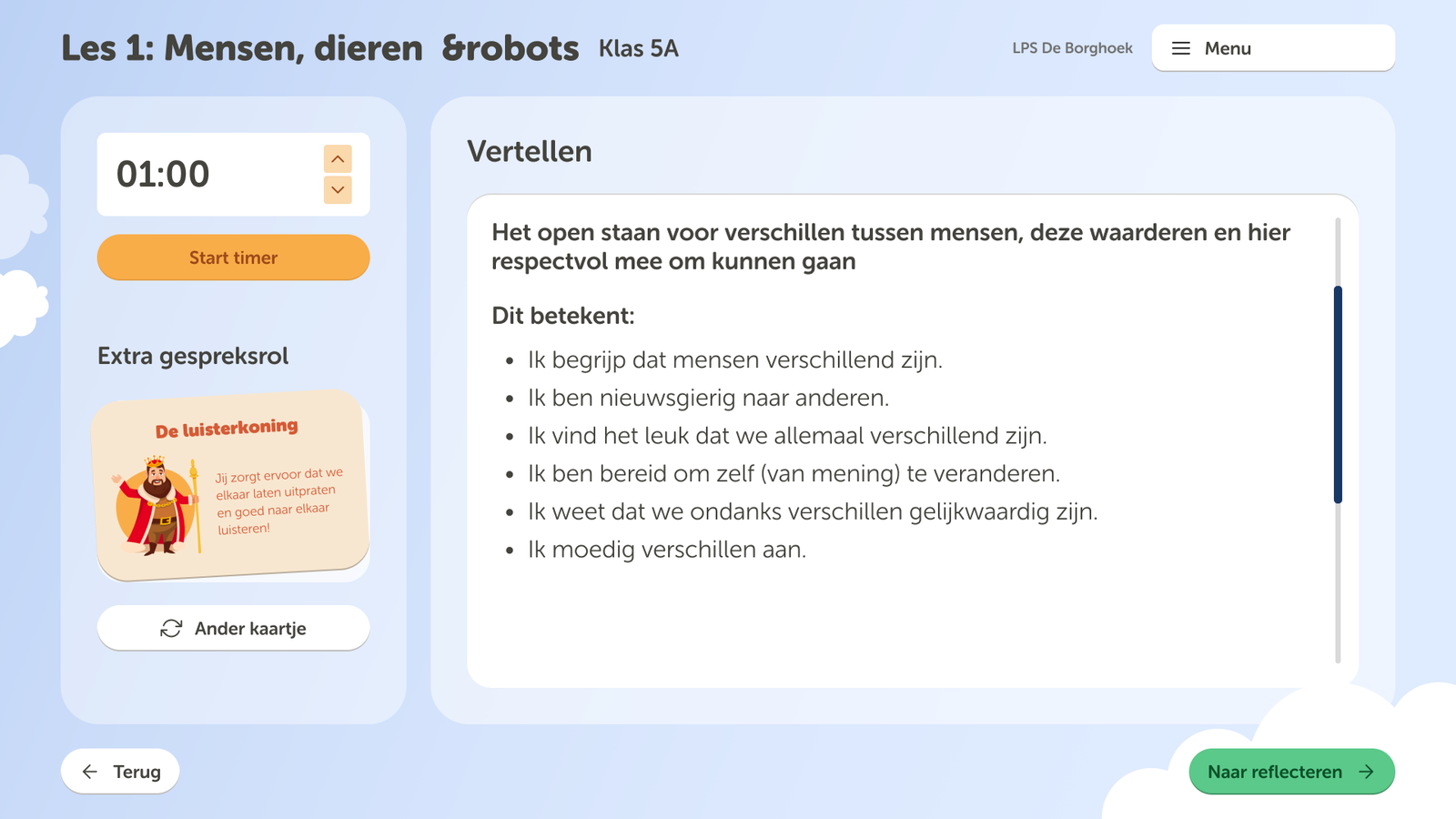 Een interactieve lesinterface van Kleine Grote Denkers met de titel “Les 1: Mensen, dieren & robots”. Links is een timer en een kaartje met de tekst “De luisterkoning” zichtbaar, terwijl rechts leerdoelen staan beschreven, zoals het respecteren en waarderen van verschillen tussen mensen.