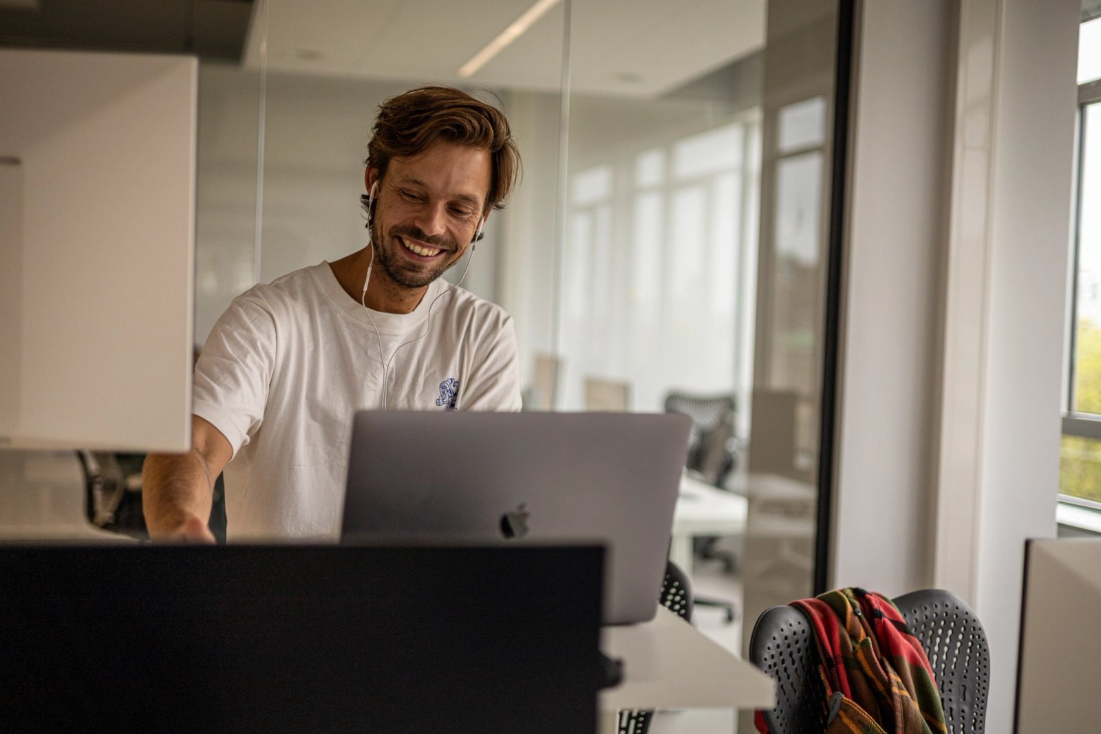 Foto van een UX Designer die lacht