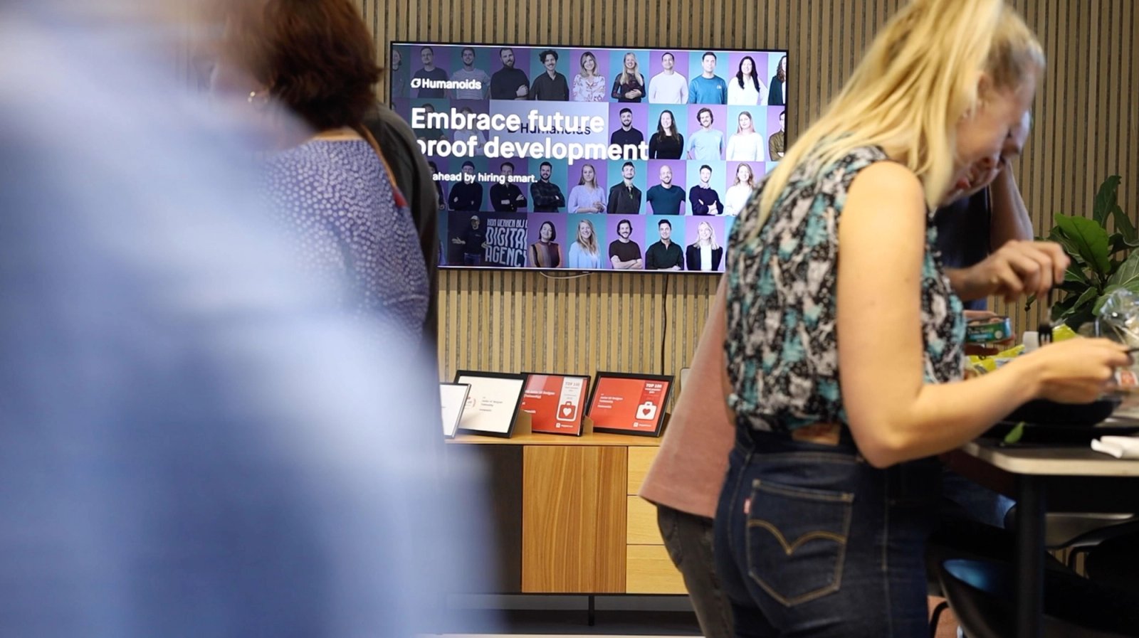 Tafels met op de achtergrond een scherm