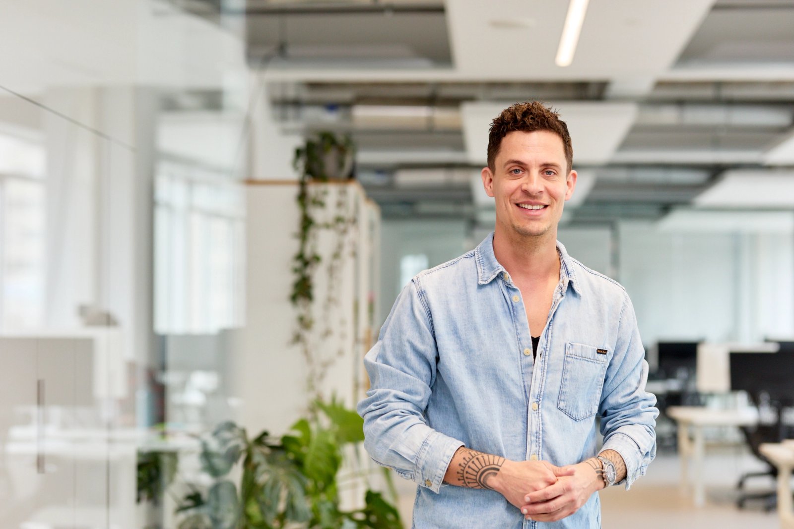 Foto Maarten Hoogvliet op het Humanoids kantoor