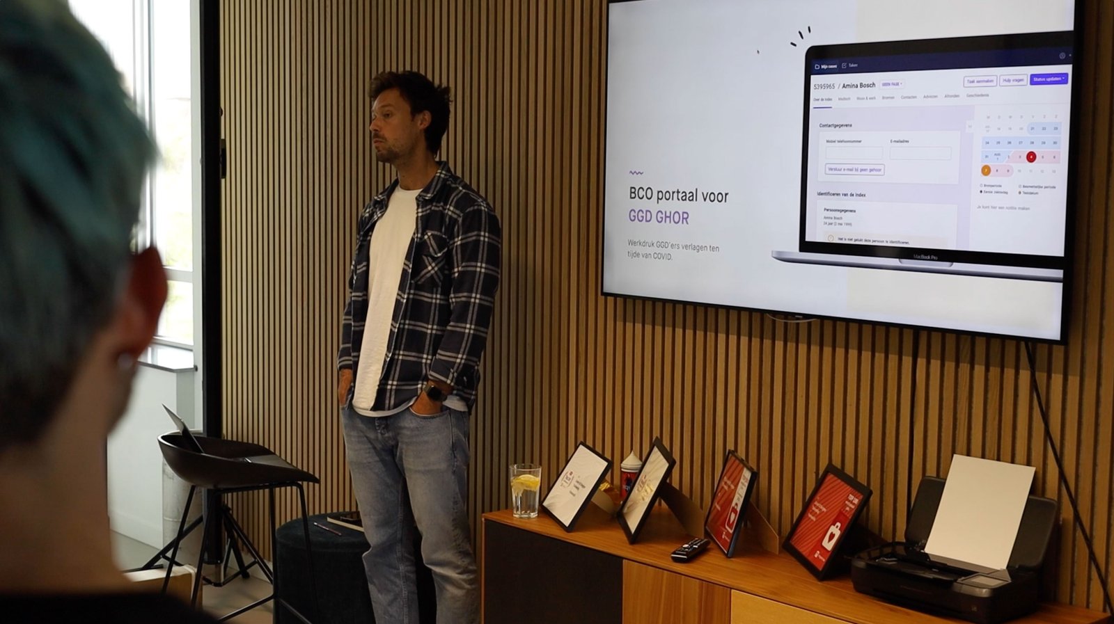 Man presenteert werk