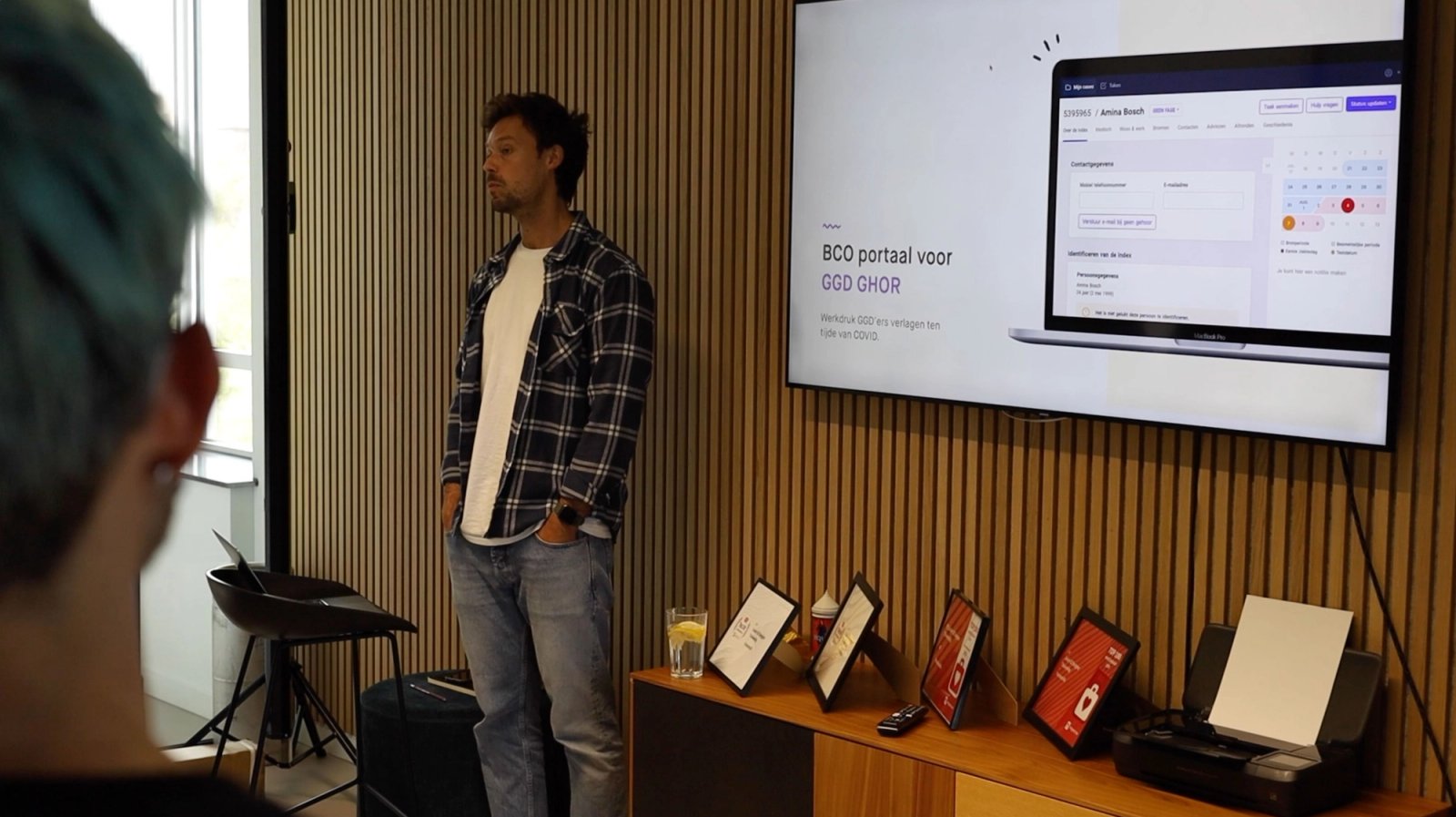 Man presenteert werk