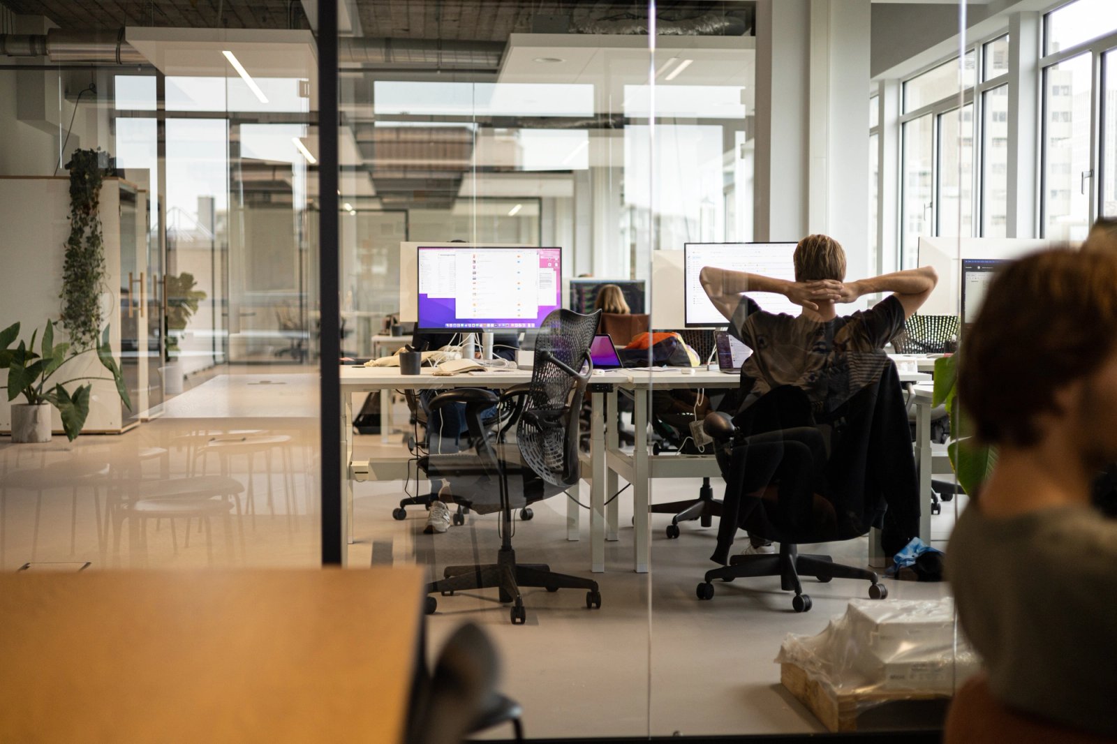 Man relaxed achter een computer