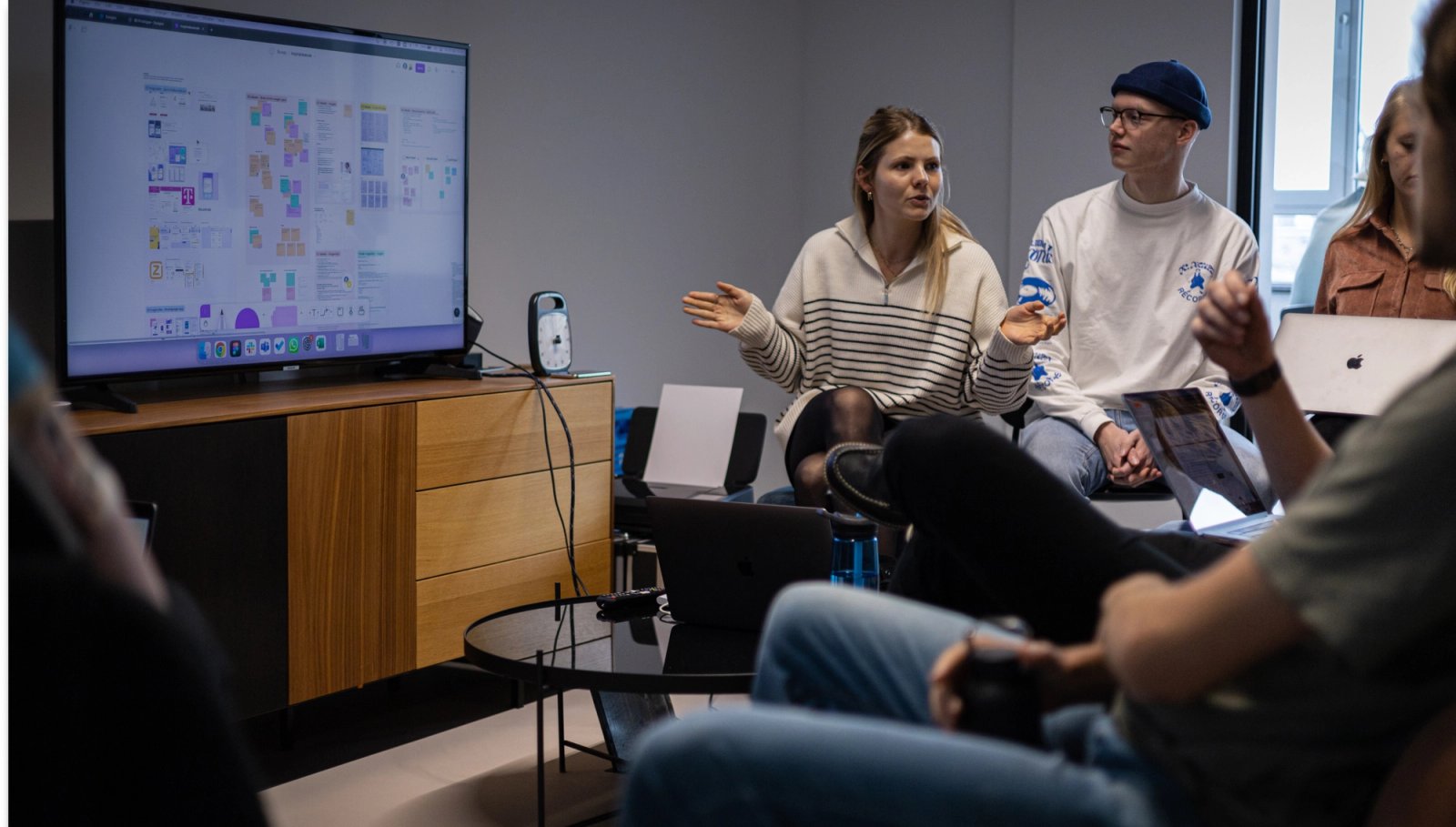 Groep mensen met een presentatie.