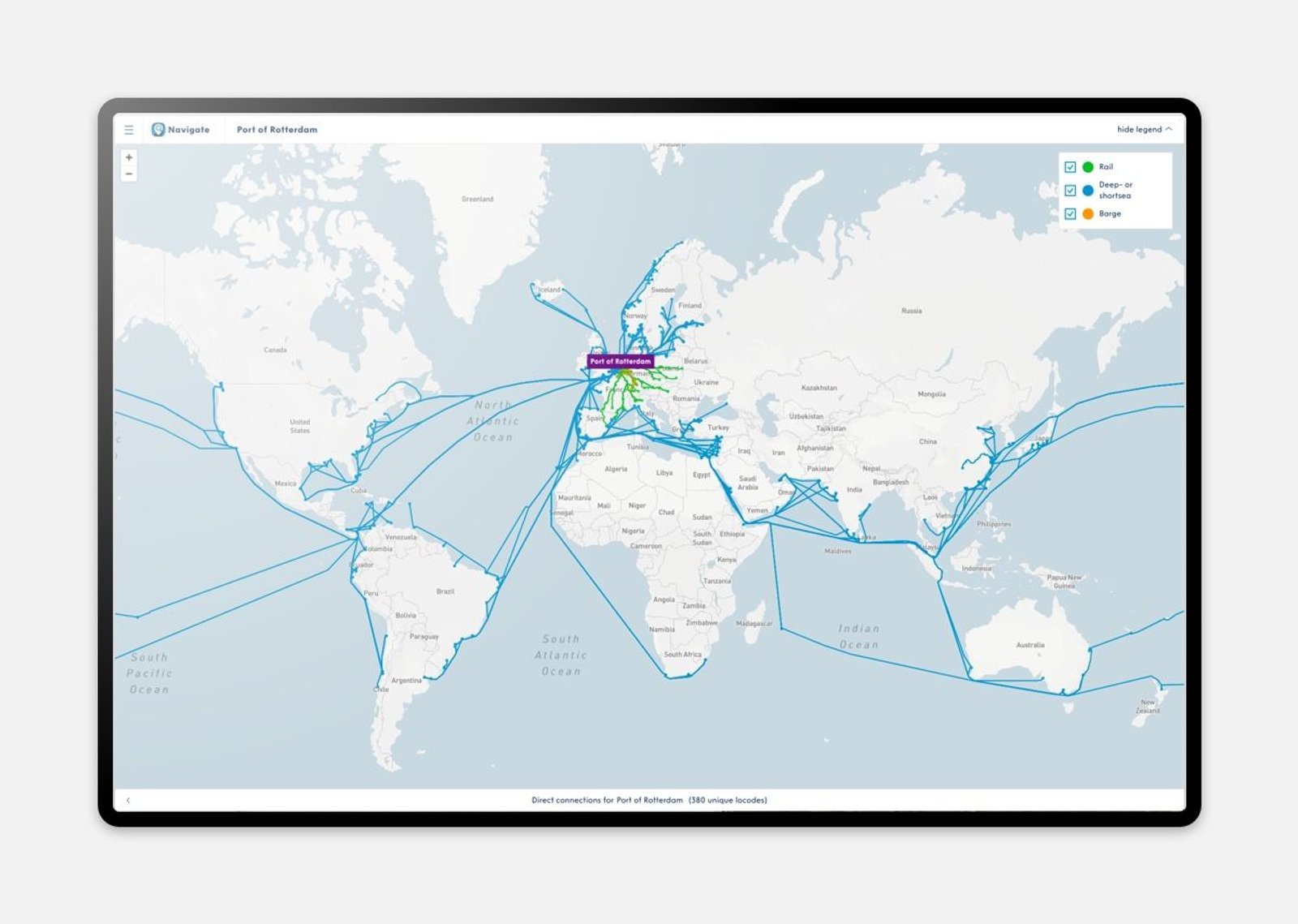 Tablet met wereldkaart en verschillende vaarroutes aangegeven.