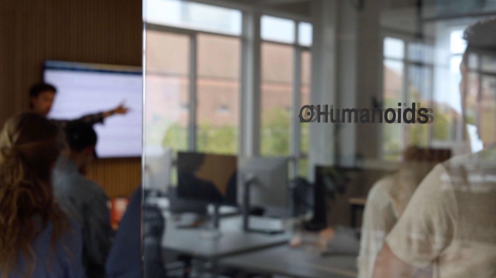 Humanoids logo met mensen op de achtergrond