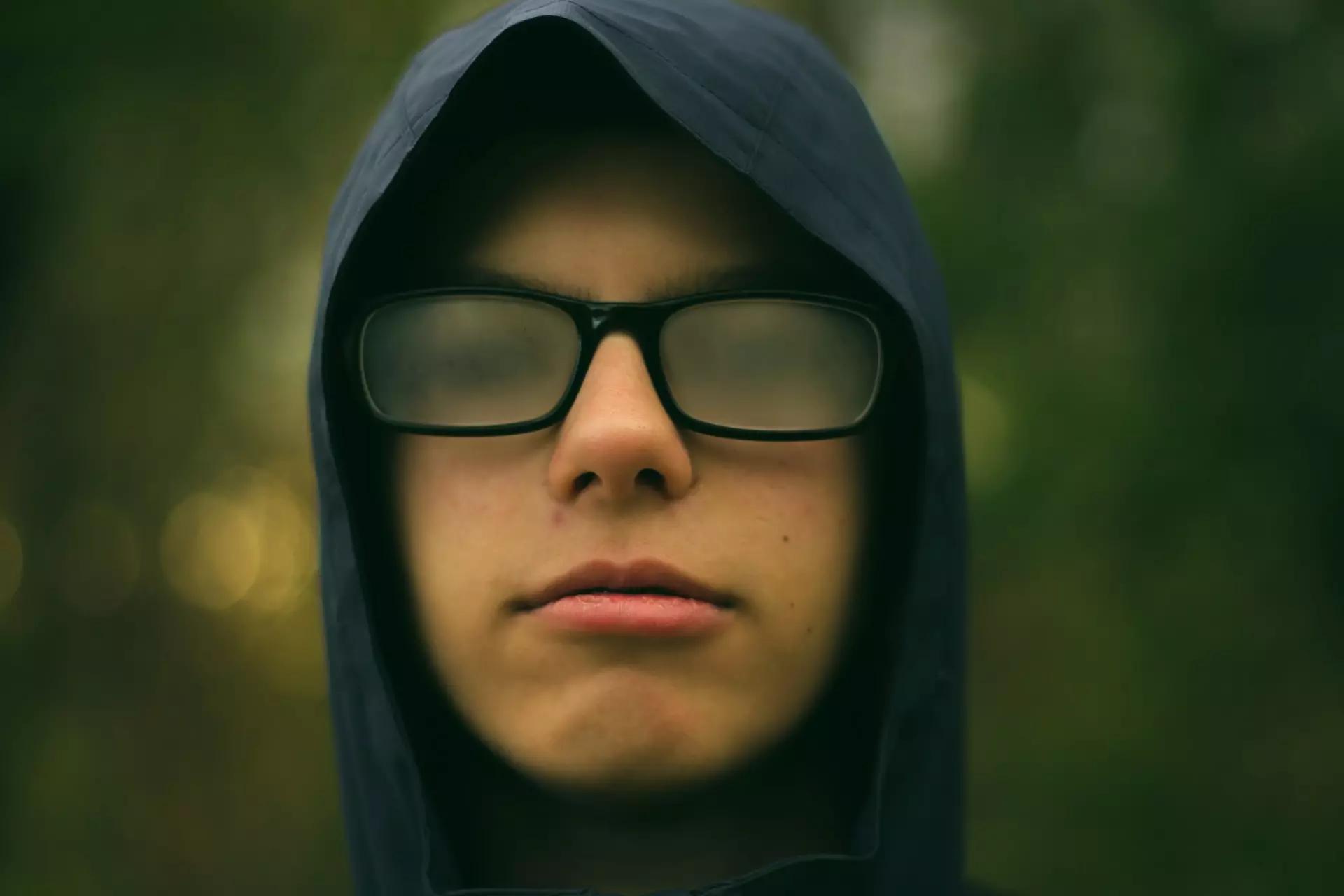 Adolescente con gafas empanadas.