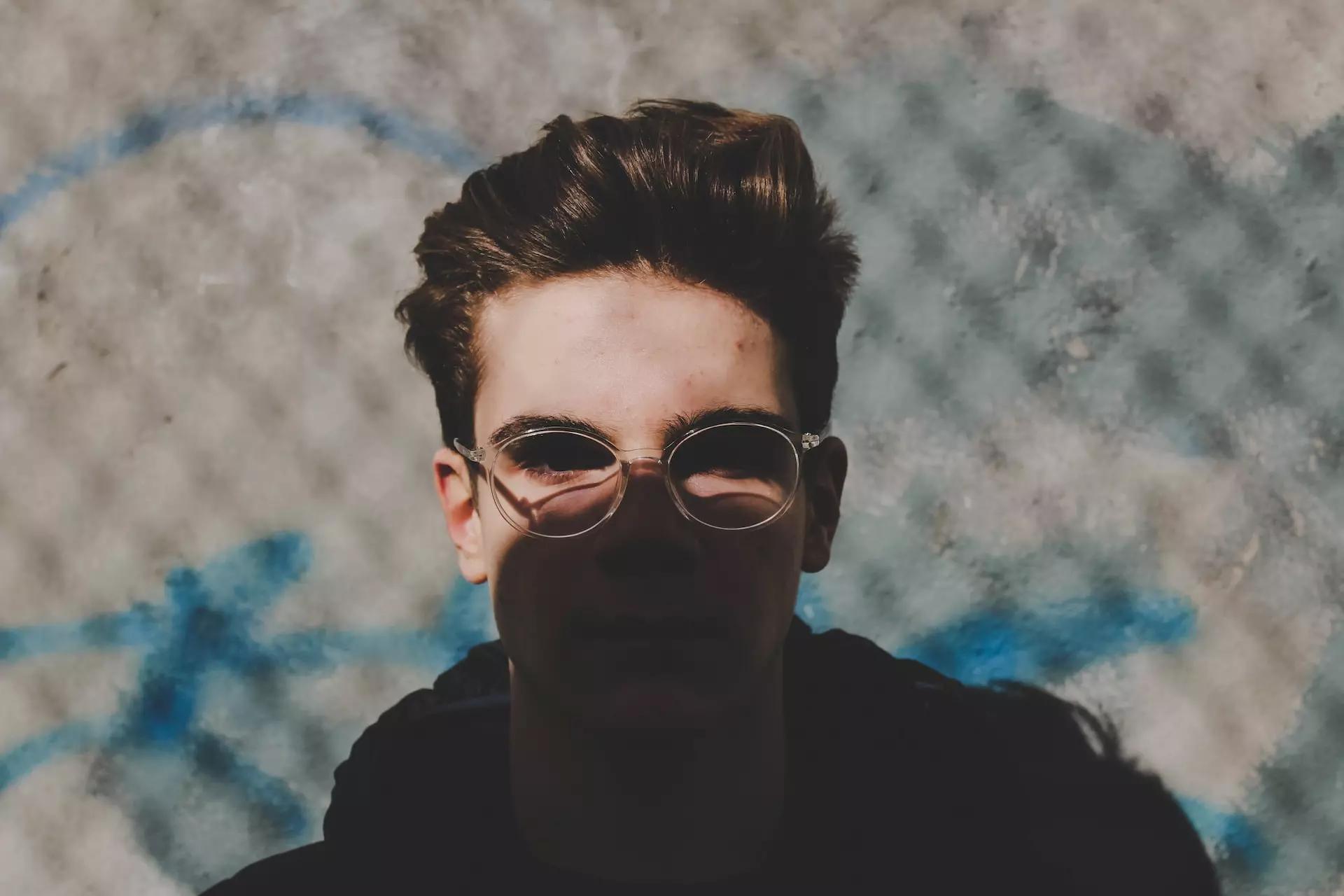 Un adolescente con gafas o lentes